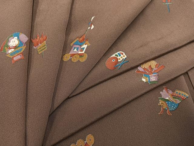 ■■■　サイズ　■■■ 身丈 156cm（肩から） 裄丈 62.5cm 袖丈 43.5cm　縫込み 6cm 袖幅 32cm 前幅 24cm 後幅 28cm 着物縫いこみ 内揚げ 3cm 裄 お袖側 約2cm　身頃側 約2cm ■■■　商品詳細　■■■ 【正絹】 状態は特に目立ったシミ汚れなどもなく大変良い状態です。 大変上質な逸品になります。 お安く出品致しますので、是非この機会にいかがでしょうか？ ■■■　注意事項　■■■ ■モニター発色の具合により色合いが異なる場合がございます。 ■寸法は多少の誤差が生じる場合がございますのでご了承ください。 ■縫込みの長さが左右非対称の場合は短い部分を記載しております。 左右非対称であってもご返品・お値引き等の保証は出来かねますので、ご了承の上ご購入をお願い致します。 ■シミ等のチェックには注意を払っておりますが、見落としがある場合もございますし、個人の見解も様々ですので神経質な方のご購入はお控えください。 ■箪笥に入っておりました着物や帯なので畳みシワや匂いがあるものもございます。 ■お休みは基本的に土日祝となりますが、その他臨時でお休みする場合がございますのでご了承ください。 ■商品の発送は平日のみの発送となります。 ■夜間と土曜、日曜日はお問い合わせの回答が遅れる場合がございます。 ■当店では、お直し、紋入れ、お手入れ等は承っておりません。 ■生地の状態（ヤケ、経年劣化等）によってはサイズ直しが出来ない場合がございます。 その点もどうかご了承のうえ、ご購入をお願いいたします。 ■弊社で取り扱う商品は一点ものにつき、時期や在庫状況に応じて金額が変更となる場合がございます。 ■検針は行っておりません。予めご了承いただきますようお願いいたします。 ■【洗える着物】と記載のある商品におきましては、商品お届け後に洗濯を行ってしまってからのご返品にはご対応しかねます。 念の為、専門店でのお手入れをお願いいたします。 ■着物のサイズ目安は下記を参考ください↓ ＜女性着物＞　お端折り次第で＋5cm　−1cmが着用可能サイズ 　例）身丈170cmの場合、身長160cm〜175cm ＜男性着物＞　身丈＋約25cm〜27cm程が適応身長 　例）身丈155cmの場合、身長180〜182cm