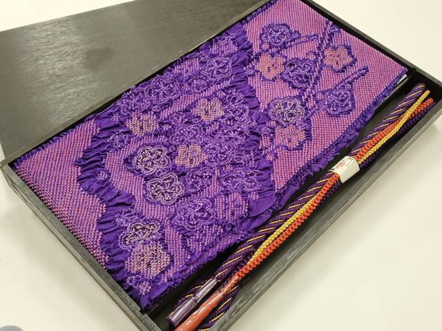 ■■■　商品詳細　■■■ 【未使用】 状態は特に目立ったシミ汚れなどもなく大変良い状態です。 大変上質な逸品になります。 お安く出品致しますので、是非この機会にいかがでしょうか？ ■■■　注意事項　■■■ ■モニター発色の具合により色合いが異なる場合がございます。 ■寸法は多少の誤差が生じる場合がございますのでご了承ください。 ■縫込みの長さが左右非対称の場合は短い部分を記載しております。 左右非対称であってもご返品・お値引き等の保証は出来かねますので、ご了承の上ご購入をお願い致します。 ■シミ等のチェックには注意を払っておりますが、見落としがある場合もございますし、個人の見解も様々ですので神経質な方のご購入はお控えください。 ■箪笥に入っておりました着物や帯なので畳みシワや匂いがあるものもございます。 ■お休みは基本的に土日祝となりますが、その他臨時でお休みする場合がございますのでご了承ください。 ■商品の発送は平日のみの発送となります。 ■夜間と土曜、日曜日はお問い合わせの回答が遅れる場合がございます。 ■当店では、お直し、紋入れ、お手入れ等は承っておりません。 ■生地の状態（ヤケ、経年劣化等）によってはサイズ直しが出来ない場合がございます。 その点もどうかご了承のうえ、ご購入をお願いいたします。 ■弊社で取り扱う商品は一点ものにつき、時期や在庫状況に応じて金額が変更となる場合がございます。 ■検針は行っておりません。予めご了承いただきますようお願いいたします。 ■【洗える着物】と記載のある商品におきましては、商品お届け後に洗濯を行ってしまってからのご返品にはご対応しかねます。 念の為、専門店でのお手入れをお願いいたします。 ■写真に写っている物が全てになります。それ以外の付属品はございませんのでご了承ください。 ■着物のサイズ目安は下記を参考ください↓ ＜女性着物＞　お端折り次第で＋5cm　－1cmが着用可能サイズ 　例）身丈170cmの場合、身長160cm～175cm ＜男性着物＞　身丈＋約25cm～27cm程が適応身長 　例）身丈155cmの場合、身長180～182cm