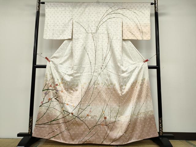 ■■■　サイズ　■■■ 身丈 163cm（肩から） 裄丈 62.5cm 袖丈 47cm　縫込み 5cm 袖幅 33cm 前幅 23cm 後幅 28.5cm 着物縫いこみ 内揚げ 3cm 裄 お袖側 約0cm　身頃側 約5cm ■■■　商品詳細　■■■ 【正絹】 状態は接写画像のように衿に薄い汚れがございますが その他特に目立ったシミ汚れなどもなく大変良い状態です。 大変上質な逸品になります。 お安く出品致しますので、是非この機会にいかがでしょうか？ ■■■　注意事項　■■■ ■モニター発色の具合により色合いが異なる場合がございます。 ■寸法は多少の誤差が生じる場合がございますのでご了承ください。 ■縫込みの長さが左右非対称の場合は短い部分を記載しております。 左右非対称であってもご返品・お値引き等の保証は出来かねますので、ご了承の上ご購入をお願い致します。 ■シミ等のチェックには注意を払っておりますが、見落としがある場合もございますし、個人の見解も様々ですので神経質な方のご購入はお控えください。 ■箪笥に入っておりました着物や帯なので畳みシワや匂いがあるものもございます。 ■お休みは基本的に土日祝となりますが、その他臨時でお休みする場合がございますのでご了承ください。 ■商品の発送は平日のみの発送となります。 ■夜間と土曜、日曜日はお問い合わせの回答が遅れる場合がございます。 ■当店では、お直し、紋入れ、お手入れ等は承っておりません。 ■生地の状態（ヤケ、経年劣化等）によってはサイズ直しが出来ない場合がございます。 その点もどうかご了承のうえ、ご購入をお願いいたします。 ■弊社で取り扱う商品は一点ものにつき、時期や在庫状況に応じて金額が変更となる場合がございます。 ■検針は行っておりません。予めご了承いただきますようお願いいたします。 ■【洗える着物】と記載のある商品におきましては、商品お届け後に洗濯を行ってしまってからのご返品にはご対応しかねます。 念の為、専門店でのお手入れをお願いいたします。 ■着物のサイズ目安は下記を参考ください↓ ＜女性着物＞　お端折り次第で＋5cm　−1cmが着用可能サイズ 　例）身丈170cmの場合、身長160cm〜175cm ＜男性着物＞　身丈＋約25cm〜27cm程が適応身長 　例）身丈155cmの場合、身長180〜182cm