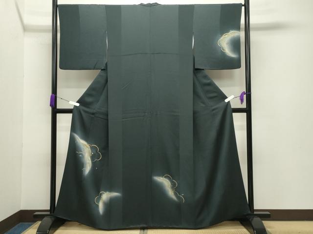 ■■■　サイズ　■■■ 身丈 161cm（肩から） 裄丈 66.5cm 袖丈 48.5cm　縫込み 7cm 袖幅 34.5cm 前幅 24.5cm 後幅 30.5cm 着物縫いこみ 内揚げ 10cm 裄 お袖側 約2.5cm　身頃側 約3.5cm ■■■　商品詳細　■■■ 【正絹】 状態は特に目立ったシミ汚れなどもなく大変良い状態です。 大変上質な逸品になります。 お安く出品致しますので、是非この機会にいかがでしょうか？ ■■■　注意事項　■■■ ■モニター発色の具合により色合いが異なる場合がございます。 ■寸法は多少の誤差が生じる場合がございますのでご了承ください。 ■縫込みの長さが左右非対称の場合は短い部分を記載しております。 左右非対称であってもご返品・お値引き等の保証は出来かねますので、ご了承の上ご購入をお願い致します。 ■シミ等のチェックには注意を払っておりますが、見落としがある場合もございますし、個人の見解も様々ですので神経質な方のご購入はお控えください。 ■箪笥に入っておりました着物や帯なので畳みシワや匂いがあるものもございます。 ■お休みは基本的に土日祝となりますが、その他臨時でお休みする場合がございますのでご了承ください。 ■商品の発送は平日のみの発送となります。 ■夜間と土曜、日曜日はお問い合わせの回答が遅れる場合がございます。 ■当店では、お直し、紋入れ、お手入れ等は承っておりません。 ■生地の状態（ヤケ、経年劣化等）によってはサイズ直しが出来ない場合がございます。 その点もどうかご了承のうえ、ご購入をお願いいたします。 ■弊社で取り扱う商品は一点ものにつき、時期や在庫状況に応じて金額が変更となる場合がございます。 ■検針は行っておりません。予めご了承いただきますようお願いいたします。 ■【洗える着物】と記載のある商品におきましては、商品お届け後に洗濯を行ってしまってからのご返品にはご対応しかねます。 念の為、専門店でのお手入れをお願いいたします。 ■着物のサイズ目安は下記を参考ください↓ ＜女性着物＞　お端折り次第で＋5cm　−1cmが着用可能サイズ 　例）身丈170cmの場合、身長160cm〜175cm ＜男性着物＞　身丈＋約25cm〜27cm程が適応身長 　例）身丈155cmの場合、身長180〜182cm