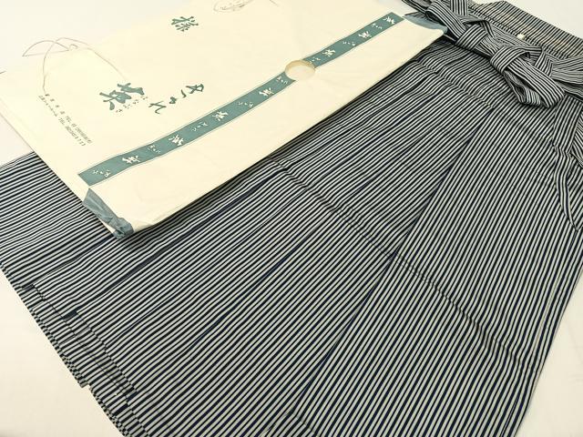 ■■■　サイズ　■■■ 紐下丈　約83cm ■■■　商品詳細　■■■ 【化繊】 状態は特に目立ったシミ汚れなどもなく大変良い状態です。 神楽坂にある最高級洗える着物専門店＜英＞はなぶさ。 お安く出品致しますので、是非この機会にいかがでしょうか？ ■■■　注意事項　■■■ ■モニター発色の具合により色合いが異なる場合がございます。 ■寸法は多少の誤差が生じる場合がございますのでご了承ください。 ■縫込みの長さが左右非対称の場合は短い部分を記載しております。 左右非対称であってもご返品・お値引き等の保証は出来かねますので、ご了承の上ご購入をお願い致します。 ■シミ等のチェックには注意を払っておりますが、見落としがある場合もございますし、個人の見解も様々ですので神経質な方のご購入はお控えください。 ■箪笥に入っておりました着物や帯なので畳みシワや匂いがあるものもございます。 ■お休みは基本的に土日祝となりますが、その他臨時でお休みする場合がございますのでご了承ください。 ■商品の発送は平日のみの発送となります。 ■夜間と土曜、日曜日はお問い合わせの回答が遅れる場合がございます。 ■当店では、お直し、紋入れ、お手入れ等は承っておりません。 ■生地の状態（ヤケ、経年劣化等）によってはサイズ直しが出来ない場合がございます。 その点もどうかご了承のうえ、ご購入をお願いいたします。 ■弊社で取り扱う商品は一点ものにつき、時期や在庫状況に応じて金額が変更となる場合がございます。 ■検針は行っておりません。予めご了承いただきますようお願いいたします。 ■【洗える着物】と記載のある商品におきましては、商品お届け後に洗濯を行ってしまってからのご返品にはご対応しかねます。 念の為、専門店でのお手入れをお願いいたします。 ■着物のサイズ目安は下記を参考ください↓ ＜女性着物＞　お端折り次第で＋5cm　−1cmが着用可能サイズ 　例）身丈170cmの場合、身長160cm〜175cm ＜男性着物＞　身丈＋約25cm〜27cm程が適応身長 　例）身丈155cmの場合、身長180〜182cm