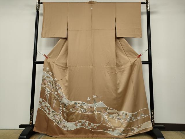 ■■■　サイズ　■■■ 身丈 166cm（肩から） 裄丈 62.5cm 袖丈 48.5cm　縫込み 5cm 袖幅 32cm 前幅 24.5cm 後幅 29.5cm 着物縫いこみ 内揚げ 4cm 裄 お袖側 約3cm　身頃側 約4cm ■■■　商品詳細　■■■ 【正絹・一つ紋】 状態は接写画像のように両袖口に薄い汚れがございますが その他特に目立ったシミ汚れなどもなく大変良い状態です。 大変上質な逸品になります。 お安く出品致しますので、是非この機会にいかがでしょうか？ ■■■　注意事項　■■■ ■モニター発色の具合により色合いが異なる場合がございます。 ■寸法は多少の誤差が生じる場合がございますのでご了承ください。 ■縫込みの長さが左右非対称の場合は短い部分を記載しております。 左右非対称であってもご返品・お値引き等の保証は出来かねますので、ご了承の上ご購入をお願い致します。 ■シミ等のチェックには注意を払っておりますが、見落としがある場合もございますし、個人の見解も様々ですので神経質な方のご購入はお控えください。 ■箪笥に入っておりました着物や帯なので畳みシワや匂いがあるものもございます。 ■お休みは基本的に土日祝となりますが、その他臨時でお休みする場合がございますのでご了承ください。 ■商品の発送は平日のみの発送となります。 ■夜間と土曜、日曜日はお問い合わせの回答が遅れる場合がございます。 ■当店では、お直し、紋入れ、お手入れ等は承っておりません。 ■生地の状態（ヤケ、経年劣化等）によってはサイズ直しが出来ない場合がございます。 その点もどうかご了承のうえ、ご購入をお願いいたします。 ■弊社で取り扱う商品は一点ものにつき、時期や在庫状況に応じて金額が変更となる場合がございます。 ■検針は行っておりません。予めご了承いただきますようお願いいたします。 ■【洗える着物】と記載のある商品におきましては、商品お届け後に洗濯を行ってしまってからのご返品にはご対応しかねます。 念の為、専門店でのお手入れをお願いいたします。 ■着物のサイズ目安は下記を参考ください↓ ＜女性着物＞　お端折り次第で＋5cm　−1cmが着用可能サイズ 　例）身丈170cmの場合、身長160cm〜175cm ＜男性着物＞　身丈＋約25cm〜27cm程が適応身長 　例）身丈155cmの場合、身長180〜182cm