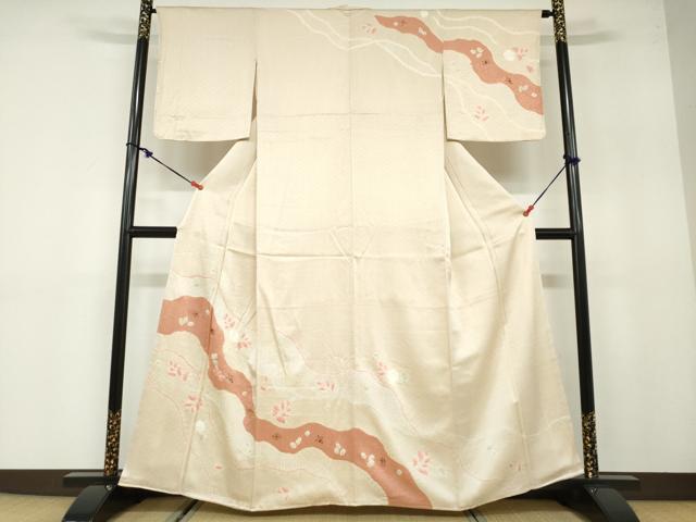 ■■■　サイズ　■■■ 身丈 159.5cm（肩から） 裄丈 64.5cm 袖丈 48.5cm　縫込み 5cm 袖幅 32.5cm 前幅 23cm 後幅 30.5cm 着物縫いこみ 内揚げ 3cm 裄 お袖側 約2cm　身頃側 約4cm ■■■　商品詳細　■■■ 【正絹・未使用】 状態は接写画像のように胴裏・衿裏に薄い汚れがございますが その他特に目立ったシミ汚れなどもなく大変良い状態です。 大変上質な逸品になります。 お安く出品致しますので、是非この機会にいかがでしょうか？ ■■■　注意事項　■■■ ■モニター発色の具合により色合いが異なる場合がございます。 ■寸法は多少の誤差が生じる場合がございますのでご了承ください。 ■縫込みの長さが左右非対称の場合は短い部分を記載しております。 左右非対称であってもご返品・お値引き等の保証は出来かねますので、ご了承の上ご購入をお願い致します。 ■シミ等のチェックには注意を払っておりますが、見落としがある場合もございますし、個人の見解も様々ですので神経質な方のご購入はお控えください。 ■箪笥に入っておりました着物や帯なので畳みシワや匂いがあるものもございます。 ■お休みは基本的に土日祝となりますが、その他臨時でお休みする場合がございますのでご了承ください。 ■商品の発送は平日のみの発送となります。 ■夜間と土曜、日曜日はお問い合わせの回答が遅れる場合がございます。 ■当店では、お直し、紋入れ、お手入れ等は承っておりません。 ■生地の状態（ヤケ、経年劣化等）によってはサイズ直しが出来ない場合がございます。 その点もどうかご了承のうえ、ご購入をお願いいたします。 ■弊社で取り扱う商品は一点ものにつき、時期や在庫状況に応じて金額が変更となる場合がございます。 ■検針は行っておりません。予めご了承いただきますようお願いいたします。 ■【洗える着物】と記載のある商品におきましては、商品お届け後に洗濯を行ってしまってからのご返品にはご対応しかねます。 念の為、専門店でのお手入れをお願いいたします。 ■着物のサイズ目安は下記を参考ください↓ ＜女性着物＞　お端折り次第で＋5cm　−1cmが着用可能サイズ 　例）身丈170cmの場合、身長160cm〜175cm ＜男性着物＞　身丈＋約25cm〜27cm程が適応身長 　例）身丈155cmの場合、身長180〜182cm