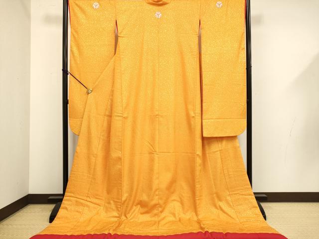 ■■■　サイズ　■■■ 身丈 200cm（肩から） 裄丈 67.5cm 袖丈 106cm　縫込み 2cm 袖幅 34.5cm 前幅 26cm 後幅 29cm 着物縫いこみ 内揚げ 0cm 裄 お袖側 約2.5cm　身頃側 約0cm ■■■　商品詳細　■■■ 【正絹・洒落五つ紋】 状態は特に目立ったシミ汚れなどもなく大変良い状態です。 大変上質な逸品になります。 お安く出品致しますので、是非この機会にいかがでしょうか？ ■■■　注意事項　■■■ ■モニター発色の具合により色合いが異なる場合がございます。 ■寸法は多少の誤差が生じる場合がございますのでご了承ください。 ■縫込みの長さが左右非対称の場合は短い部分を記載しております。 左右非対称であってもご返品・お値引き等の保証は出来かねますので、ご了承の上ご購入をお願い致します。 ■シミ等のチェックには注意を払っておりますが、見落としがある場合もございますし、個人の見解も様々ですので神経質な方のご購入はお控えください。 ■箪笥に入っておりました着物や帯なので畳みシワや匂いがあるものもございます。 ■お休みは基本的に土日祝となりますが、その他臨時でお休みする場合がございますのでご了承ください。 ■商品の発送は平日のみの発送となります。 ■夜間と土曜、日曜日はお問い合わせの回答が遅れる場合がございます。 ■当店では、お直し、紋入れ、お手入れ等は承っておりません。 ■生地の状態（ヤケ、経年劣化等）によってはサイズ直しが出来ない場合がございます。 その点もどうかご了承のうえ、ご購入をお願いいたします。 ■弊社で取り扱う商品は一点ものにつき、時期や在庫状況に応じて金額が変更となる場合がございます。 ■検針は行っておりません。予めご了承いただきますようお願いいたします。 ■【洗える着物】と記載のある商品におきましては、商品お届け後に洗濯を行ってしまってからのご返品にはご対応しかねます。 念の為、専門店でのお手入れをお願いいたします。 ■写真に写っている物が全てになります。 それ以外の付属品はございませんのでご了承ください。 ■状態に関する写真につきましては、掲載可能な写真枚数に限りがあるため、 各箇所につき1枚参考画像を掲載しております。 ■着物のサイズ目安は下記を参考ください↓ ＜女性着物＞　お端折り次第で＋5cm　−10cmが着用可能サイズ 　例）身丈170cmの場合、身長160cm〜175cm ＜男性着物＞　身丈＋約25cm〜27cm程が適応身長 　例）身丈155cmの場合、身長180cm〜182cm