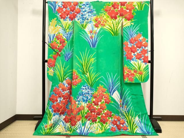 ■■■　サイズ　■■■ 身丈 178cm（肩から） 裄丈 64.5cm 袖丈 106cm　縫込み 5cm 袖幅 32.5cm 前幅 25cm 後幅 31cm 着物縫いこみ 内揚げ 0cm 裄 お袖側 約1cm　身頃側 約2cm ■■■　商品詳細　■■■ 【正絹・比翼仕立て】 状態は接写画像のように表地所々・両袖前後・八掛・衿山・衿に薄い汚れがございます。 大変上質な逸品になりますのでぜひお手入れをされてお召しになられてはいかがでしょうか。 お安く出品致しますので、是非この機会にいかがでしょうか？ ■■■　注意事項　■■■ ■モニター発色の具合により色合いが異なる場合がございます。 ■寸法は多少の誤差が生じる場合がございますのでご了承ください。 ■縫込みの長さが左右非対称の場合は短い部分を記載しております。 左右非対称であってもご返品・お値引き等の保証は出来かねますので、ご了承の上ご購入をお願い致します。 ■シミ等のチェックには注意を払っておりますが、見落としがある場合もございますし、個人の見解も様々ですので神経質な方のご購入はお控えください。 ■汚れやシミの種類につきましては、専門ではない為、正確な判別が難しく商品説明では種類を特定せず、汚れやシミと記載させております。 恐れ入りますが、ご了承くださいますようお願い申し上げます。 ■箪笥に入っておりました着物や帯なので畳みシワや匂いがあるものもございます。 ■お休みは基本的に土日祝となりますが、その他臨時でお休みする場合がございますのでご了承ください。 ■商品の発送は平日のみの発送となります。 ■夜間と土曜、日曜日はお問い合わせの回答が遅れる場合がございます。 ■当店では、お直し、紋入れ、お手入れ等は承っておりません。 ■生地の状態（ヤケ、経年劣化等）によってはサイズ直しが出来ない場合がございます。 その点もどうかご了承のうえ、ご購入をお願いいたします。 ■弊社で取り扱う商品は一点ものにつき、時期や在庫状況に応じて金額が変更となる場合がございます。 ■検針は行っておりません。予めご了承いただきますようお願いいたします。 ■【洗える着物】と記載のある商品におきましては、商品お届け後に洗濯を行ってしまってからのご返品にはご対応しかねます。 念の為、専門店でのお手入れをお願いいたします。 ■写真に写っている物が全てになります。それ以外の付属品はございませんのでご了承ください。 ■状態に関する写真につきましては、掲載可能な写真枚数に限りがあるため、各箇所につき1枚参考画像を掲載しております。 ■着物のサイズ目安は下記を参考ください↓ ＜女性着物＞　お端折り次第で＋5cm　−1cmが着用可能サイズ 　例）身丈170cmの場合、身長160cm〜175cm ＜男性着物＞　身丈＋約25cm〜27cm程が適応身長 　例）身丈155cmの場合、身長180〜182cm