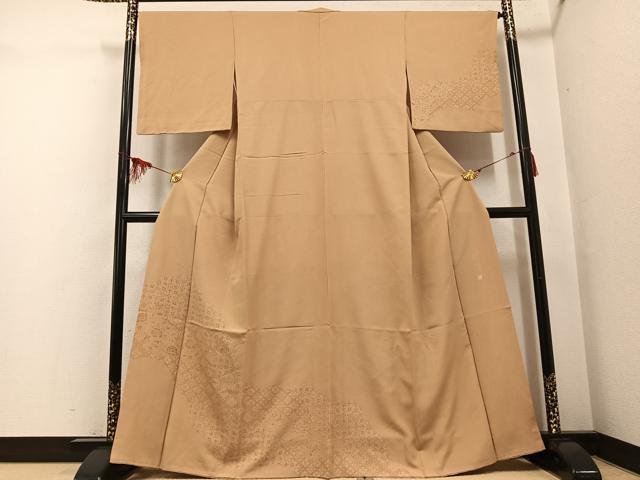 ■■■　サイズ　■■■ 身丈 162.5cm（肩から） 裄丈 65.5cm 袖丈 47.5cm　縫込み 7cm 袖幅 34cm 前幅 24cm 後幅 30cm 着物縫いこみ 内揚げ 1cm 裄 お袖側 約0cm　身頃側 約1cm ■■■　商品詳細　■■■ 【正絹】 状態は特に目立ったシミ汚れなどもなく大変良い状態です。 大変上質な逸品になります。 お安く出品致しますので、是非この機会にいかがでしょうか？ ■■■　注意事項　■■■ ■モニター発色の具合により色合いが異なる場合がございます。 ■寸法は多少の誤差が生じる場合がございますのでご了承ください。 ■縫込みの長さが左右非対称の場合は短い部分を記載しております。 左右非対称であってもご返品・お値引き等の保証は出来かねますので、ご了承の上ご購入をお願い致します。 ■シミ等のチェックには注意を払っておりますが、見落としがある場合もございますし、個人の見解も様々ですので神経質な方のご購入はお控えください。 ■箪笥に入っておりました着物や帯なので畳みシワや匂いがあるものもございます。 ■お休みは基本的に土日祝となりますが、その他臨時でお休みする場合がございますのでご了承ください。 ■商品の発送は平日のみの発送となります。 ■夜間と土曜、日曜日はお問い合わせの回答が遅れる場合がございます。 ■当店では、お直し、紋入れ、お手入れ等は承っておりません。 ■生地の状態（ヤケ、経年劣化等）によってはサイズ直しが出来ない場合がございます。 その点もどうかご了承のうえ、ご購入をお願いいたします。 ■弊社で取り扱う商品は一点ものにつき、時期や在庫状況に応じて金額が変更となる場合がございます。 ■検針は行っておりません。予めご了承いただきますようお願いいたします。 ■【洗える着物】と記載のある商品におきましては、商品お届け後に洗濯を行ってしまってからのご返品にはご対応しかねます。 念の為、専門店でのお手入れをお願いいたします。 ■着物のサイズ目安は下記を参考ください↓ ＜女性着物＞　お端折り次第で＋5cm　−1cmが着用可能サイズ 　例）身丈170cmの場合、身長160cm〜175cm ＜男性着物＞　身丈＋約25cm〜27cm程が適応身長 　例）身丈155cmの場合、身長180〜182cm