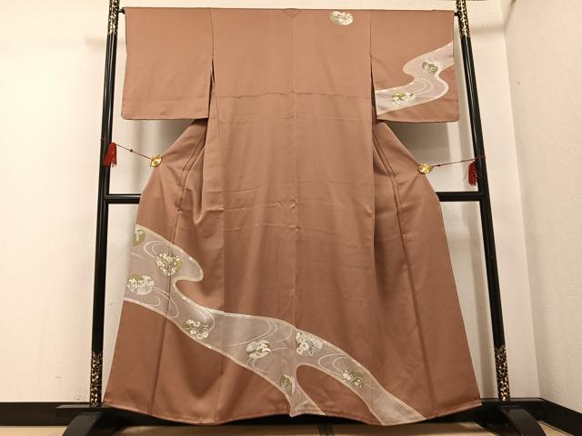 ■■■　サイズ　■■■ 身丈 155cm（肩から） 裄丈 65cm 袖丈 47.5cm　縫込み 5cm 袖幅 32.5cm 前幅 23.5cm 後幅 30cm 着物縫いこみ 内揚げ 6cm 裄 お袖側 約0cm　身頃側 約2cm ■■■　商品詳細　■■■ 【正絹・未使用】 状態は特に目立ったシミ汚れなどもなく大変良い状態です。 大変上質な逸品になります。 お安く出品致しますので、是非この機会にいかがでしょうか？ ■■■　注意事項　■■■ ■モニター発色の具合により色合いが異なる場合がございます。 ■寸法は多少の誤差が生じる場合がございますのでご了承ください。 ■縫込みの長さが左右非対称の場合は短い部分を記載しております。 左右非対称であってもご返品・お値引き等の保証は出来かねますので、ご了承の上ご購入をお願い致します。 ■シミ等のチェックには注意を払っておりますが、見落としがある場合もございますし、個人の見解も様々ですので神経質な方のご購入はお控えください。 ■箪笥に入っておりました着物や帯なので畳みシワや匂いがあるものもございます。 ■お休みは基本的に土日祝となりますが、その他臨時でお休みする場合がございますのでご了承ください。 ■商品の発送は平日のみの発送となります。 ■夜間と土曜、日曜日はお問い合わせの回答が遅れる場合がございます。 ■当店では、お直し、紋入れ、お手入れ等は承っておりません。 ■生地の状態（ヤケ、経年劣化等）によってはサイズ直しが出来ない場合がございます。 その点もどうかご了承のうえ、ご購入をお願いいたします。 ■弊社で取り扱う商品は一点ものにつき、時期や在庫状況に応じて金額が変更となる場合がございます。 ■検針は行っておりません。予めご了承いただきますようお願いいたします。 ■【洗える着物】と記載のある商品におきましては、商品お届け後に洗濯を行ってしまってからのご返品にはご対応しかねます。 念の為、専門店でのお手入れをお願いいたします。 ■着物のサイズ目安は下記を参考ください↓ ＜女性着物＞　お端折り次第で＋5cm　−1cmが着用可能サイズ 　例）身丈170cmの場合、身長160cm〜175cm ＜男性着物＞　身丈＋約25cm〜27cm程が適応身長 　例）身丈155cmの場合、身長180〜182cm