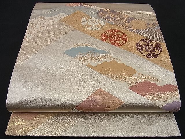 ■■■　サイズ　■■■ 長さ 432cm 幅 30.5cm程 ■■■　商品詳細　■■■ 【正絹】 状態は接写画像のように、柄止まりから手先にかけて折れ山の薄い汚れ、 裏地・前柄付近から柄止まりにかけて薄い汚れがございますが その他特に目立ったシミ汚れなどもなく大変良い状態です。 大変上質な逸品になります。 お安く出品致しますので、是非この機会にいかがでしょうか？ ※たれ先一部未かがりですが着用には問題ありません。 ■■■　注意事項　■■■ ■モニター発色の具合により色合いが異なる場合がございます。 ■寸法は多少の誤差が生じる場合がございますのでご了承ください。 ■縫込みの長さが左右非対称の場合は短い部分を記載しております。 左右非対称であってもご返品・お値引き等の保証は出来かねますので、ご了承の上ご購入をお願い致します。 ■シミ等のチェックには注意を払っておりますが、見落としがある場合もございますし、個人の見解も様々ですので神経質な方のご購入はお控えください。 ■箪笥に入っておりました着物や帯なので畳みシワや匂いがあるものもございます。 ■お休みは基本的に土日祝となりますが、その他臨時でお休みする場合がございますのでご了承ください。 ■商品の発送は平日のみの発送となります。 ■夜間と土曜、日曜日はお問い合わせの回答が遅れる場合がございます。 ■当店では、お直し、紋入れ、お手入れ等は承っておりません。 ■生地の状態（ヤケ、経年劣化等）によってはサイズ直しが出来ない場合がございます。 その点もどうかご了承のうえ、ご購入をお願いいたします。 ■弊社で取り扱う商品は一点ものにつき、時期や在庫状況に応じて金額が変更となる場合がございます。 ■検針は行っておりません。予めご了承いただきますようお願いいたします。 ■【洗える着物】と記載のある商品におきましては、商品お届け後に洗濯を行ってしまってからのご返品にはご対応しかねます。 念の為、専門店でのお手入れをお願いいたします。 ■着物のサイズ目安は下記を参考ください↓ ＜女性着物＞　お端折り次第で＋5cm　−1cmが着用可能サイズ 　例）身丈170cmの場合、身長160cm〜175cm ＜男性着物＞　身丈＋約25cm〜27cm程が適応身長 　例）身丈155cmの場合、身長180〜182cm