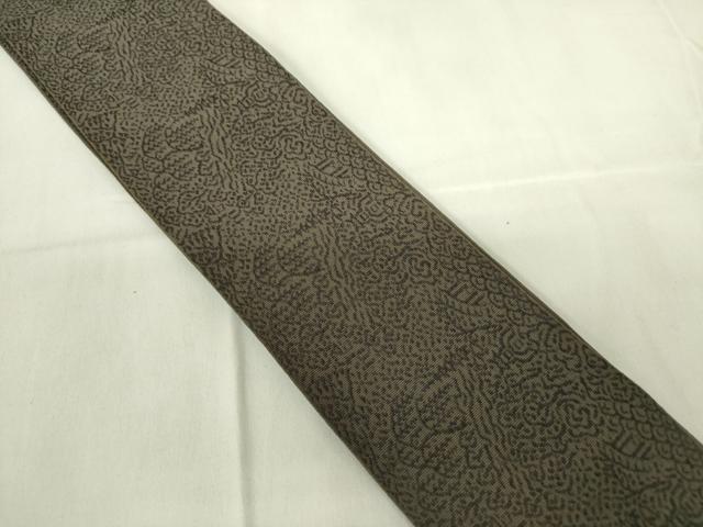 ■■■　サイズ　■■■ 長さ 392cm 幅 9cm程 ■■■　商品詳細　■■■ 【正絹】 詳細に関しましては、画像をご確認ください。 本場筑前博多織は、 福岡県福岡市博多区やその周辺で生産される絹織物です。 仏具のひとつである独鈷、華皿を基にした幾何学模様が織られています。 江戸時代に筑前藩主だった黒田長政が幕府への献上品にしたことから、 博多献上、献上博多とも呼ばれます。 横畝が際立って見える経畝織りという織りになっています。 30〜60本の細い経糸を使うため、こしやはりがあり、 地合が硬く、光沢感があります。 きちんと締まり、くずれにくい、締めやすい帯といわれています。 大変上質な逸品になります。 お安く出品致しますので、是非この機会にいかがでしょうか？ ■■■　注意事項　■■■ ■モニター発色の具合により色合いが異なる場合がございます。 ■寸法は多少の誤差が生じる場合がございますのでご了承ください。 ■縫込みの長さが左右非対称の場合は短い部分を記載しております。 左右非対称であってもご返品・お値引き等の保証は出来かねますので、ご了承の上ご購入をお願い致します。 ■シミ等のチェックには注意を払っておりますが、見落としがある場合もございますし、個人の見解も様々ですので神経質な方のご購入はお控えください。 ■箪笥に入っておりました着物や帯なので畳みシワや匂いがあるものもございます。 ■お休みは基本的に土日祝となりますが、その他臨時でお休みする場合がございますのでご了承ください。 ■商品の発送は平日のみの発送となります。 ■夜間と土曜、日曜日はお問い合わせの回答が遅れる場合がございます。 ■当店では、お直し、紋入れ、お手入れ等は承っておりません。 ■生地の状態（ヤケ、経年劣化等）によってはサイズ直しが出来ない場合がございます。 その点もどうかご了承のうえ、ご購入をお願いいたします。 ■弊社で取り扱う商品は一点ものにつき、時期や在庫状況に応じて金額が変更となる場合がございます。 ■検針は行っておりません。予めご了承いただきますようお願いいたします。 ■【洗える着物】と記載のある商品におきましては、商品お届け後に洗濯を行ってしまってからのご返品にはご対応しかねます。 念の為、専門店でのお手入れをお願いいたします。 ■着物のサイズ目安は下記を参考ください↓ ＜女性着物＞　お端折り次第で＋5cm　−1cmが着用可能サイズ 　例）身丈170cmの場合、身長160cm〜175cm ＜男性着物＞　身丈＋約25cm〜27cm程が適応身長 　例）身丈155cmの場合、身長180〜182cm