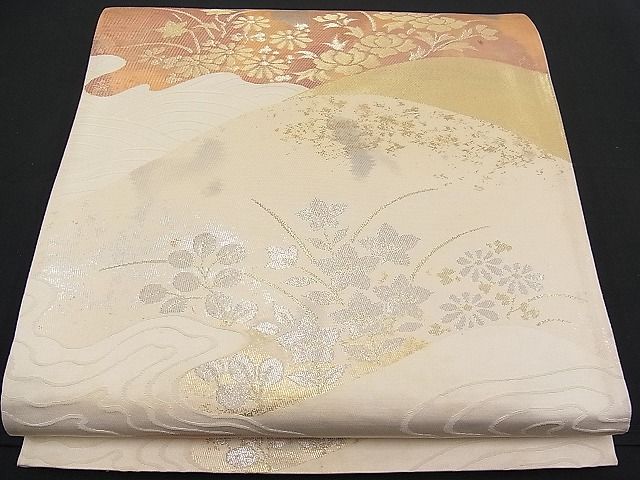 ■■■　サイズ　■■■ 長さ 412cm 幅 30.5cm程 ■■■　商品詳細　■■■ 【正絹・芯なし】 状態は接写画像のように 太鼓・太鼓上部・裏地に薄い汚れ、柄止まりに折れ山の薄い汚れがございますが その他特に目立ったシミ汚れなどもなく大変良い状態です。 大変上質な逸品になります。 お安く出品致しますので、是非この機会にいかがでしょうか？ ■■■　注意事項　■■■ ■モニター発色の具合により色合いが異なる場合がございます。 ■寸法は多少の誤差が生じる場合がございますのでご了承ください。 ■縫込みの長さが左右非対称の場合は短い部分を記載しております。 左右非対称であってもご返品・お値引き等の保証は出来かねますので、ご了承の上ご購入をお願い致します。 ■シミ等のチェックには注意を払っておりますが、見落としがある場合もございますし、個人の見解も様々ですので神経質な方のご購入はお控えください。 ■箪笥に入っておりました着物や帯なので畳みシワや匂いがあるものもございます。 ■お休みは基本的に土日祝となりますが、その他臨時でお休みする場合がございますのでご了承ください。 ■商品の発送は平日のみの発送となります。 ■夜間と土曜、日曜日はお問い合わせの回答が遅れる場合がございます。 ■当店では、お直し、紋入れ、お手入れ等は承っておりません。 ■生地の状態（ヤケ、経年劣化等）によってはサイズ直しが出来ない場合がございます。 その点もどうかご了承のうえ、ご購入をお願いいたします。 ■弊社で取り扱う商品は一点ものにつき、時期や在庫状況に応じて金額が変更となる場合がございます。 ■検針は行っておりません。予めご了承いただきますようお願いいたします。 ■【洗える着物】と記載のある商品におきましては、商品お届け後に洗濯を行ってしまってからのご返品にはご対応しかねます。 念の為、専門店でのお手入れをお願いいたします。 ■着物のサイズ目安は下記を参考ください↓ ＜女性着物＞　お端折り次第で＋5cm　−1cmが着用可能サイズ 　例）身丈170cmの場合、身長160cm〜175cm ＜男性着物＞　身丈＋約25cm〜27cm程が適応身長 　例）身丈155cmの場合、身長180〜182cm