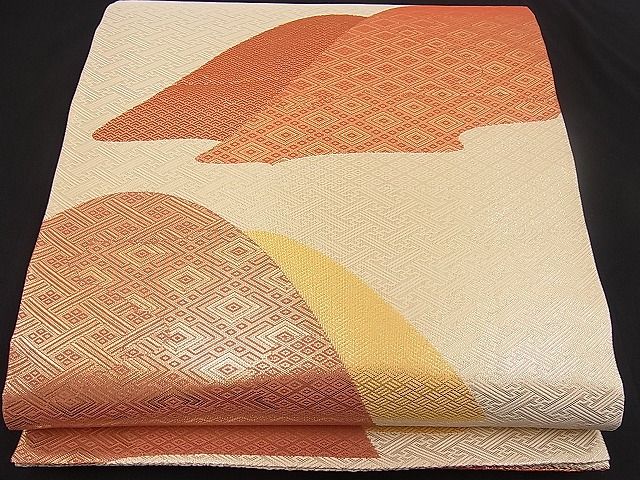 ■■■　サイズ　■■■ 長さ 444cm 幅 31cm程 ■■■　商品詳細　■■■ 【正絹】状態は締めてはおりますが特に目立ったシミ汚れなどもなく大変良い状態です。大変上質な逸品になります。お安く出品致しますので、是非この機会にいかがでしょうか？ ■■■　注意事項　■■■ ■モニター発色の具合により色合いが異なる場合がございます。 ■寸法は多少の誤差が生じる場合がございますのでご了承ください。 ■縫込みの長さが左右非対称の場合は短い部分を記載しております。 左右非対称であってもご返品・お値引き等の保証は出来かねますので、ご了承の上ご購入をお願い致します。 ■シミ等のチェックには注意を払っておりますが、見落としがある場合もございますし、個人の見解も様々ですので神経質な方のご購入はお控えください。 ■箪笥に入っておりました着物や帯なので畳みシワや匂いがあるものもございます。 ■お休みは基本的に土日祝となりますが、その他臨時でお休みする場合がございますのでご了承ください。 ■商品の発送は平日のみの発送となります。 ■夜間と土曜、日曜日はお問い合わせの回答が遅れる場合がございます。 ■当店では、お直し、紋入れ、お手入れ等は承っておりません。 ■生地の状態（ヤケ、経年劣化等）によってはサイズ直しが出来ない場合がございます。 その点もどうかご了承のうえ、ご購入をお願いいたします。 ■弊社で取り扱う商品は一点ものにつき、時期や在庫状況に応じて金額が変更となる場合がございます。 ■検針は行っておりません。予めご了承いただきますようお願いいたします。 ■【洗える着物】と記載のある商品におきましては、商品お届け後に洗濯を行ってしまってからのご返品にはご対応しかねます。 念の為、専門店でのお手入れをお願いいたします。 ■着物のサイズ目安は下記を参考ください↓ ＜女性着物＞　お端折り次第で＋5cm　−1cmが着用可能サイズ 　例）身丈170cmの場合、身長160cm〜175cm ＜男性着物＞　身丈＋約25cm〜27cm程が適応身長 　例）身丈155cmの場合、身長180〜182cm