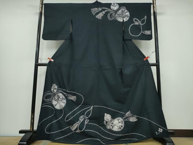 ■■■　サイズ　■■■ 身丈 153.5cm（肩から） 裄丈 60.5cm 袖丈 49cm　縫込み 1.5cm 袖幅 31cm 前幅 25cm 後幅 32cm 着物縫いこみ 内揚げ 0cm 裄 お袖側 約2cm　身頃側 約5cm ■■■　商品詳細　■■■ 【綿】 状態は特に目立ったシミ汚れなどもなく大変良い状態です。 大変上質な逸品になります。 お安く出品致しますので、是非この機会にいかがでしょうか？ ■■■　注意事項　■■■ ■モニター発色の具合により色合いが異なる場合がございます。 ■寸法は多少の誤差が生じる場合がございますのでご了承ください。 ■縫込みの長さが左右非対称の場合は短い部分を記載しております。 左右非対称であってもご返品・お値引き等の保証は出来かねますので、ご了承の上ご購入をお願い致します。 ■シミ等のチェックには注意を払っておりますが、見落としがある場合もございますし、個人の見解も様々ですので神経質な方のご購入はお控えください。 ■箪笥に入っておりました着物や帯なので畳みシワや匂いがあるものもございます。 ■お休みは基本的に土日祝となりますが、その他臨時でお休みする場合がございますのでご了承ください。 ■商品の発送は平日のみの発送となります。 ■夜間と土曜、日曜日はお問い合わせの回答が遅れる場合がございます。 ■当店では、お直し、紋入れ、お手入れ等は承っておりません。 ■生地の状態（ヤケ、経年劣化等）によってはサイズ直しが出来ない場合がございます。 その点もどうかご了承のうえ、ご購入をお願いいたします。 ■弊社で取り扱う商品は一点ものにつき、時期や在庫状況に応じて金額が変更となる場合がございます。 ■検針は行っておりません。予めご了承いただきますようお願いいたします。 ■【洗える着物】と記載のある商品におきましては、商品お届け後に洗濯を行ってしまってからのご返品にはご対応しかねます。 念の為、専門店でのお手入れをお願いいたします。 ■着物のサイズ目安は下記を参考ください↓ ＜女性着物＞　お端折り次第で＋5cm　−1cmが着用可能サイズ 　例）身丈170cmの場合、身長160cm〜175cm ＜男性着物＞　身丈＋約25cm〜27cm程が適応身長 　例）身丈155cmの場合、身長180〜182cm