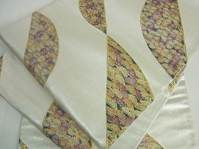 ■■■　サイズ　■■■ 長さ 412cm 幅 31cm程 ■■■　商品詳細　■■■ 【正絹】 状態は接写画像のように 柄止まりに薄い汚れがございますが その他特に目立ったシミ汚れなどもなく大変良い状態です。 着用時には見えない部分になりますので あまり気にならずお召になれるかと思います。 大変上質な逸品になります。 お安く出品致しますので、是非この機会にいかがでしょうか？ ■■■　注意事項　■■■ ■モニター発色の具合により色合いが異なる場合がございます。 ■寸法は多少の誤差が生じる場合がございますのでご了承ください。 ■縫込みの長さが左右非対称の場合は短い部分を記載しております。 左右非対称であってもご返品・お値引き等の保証は出来かねますので、ご了承の上ご購入をお願い致します。 ■シミ等のチェックには注意を払っておりますが、見落としがある場合もございますし、個人の見解も様々ですので神経質な方のご購入はお控えください。 ■箪笥に入っておりました着物や帯なので畳みシワや匂いがあるものもございます。 ■お休みは基本的に土日祝となりますが、その他臨時でお休みする場合がございますのでご了承ください。 ■商品の発送は平日のみの発送となります。 ■夜間と土曜、日曜日はお問い合わせの回答が遅れる場合がございます。 ■当店では、お直し、紋入れ、お手入れ等は承っておりません。 ■生地の状態（ヤケ、経年劣化等）によってはサイズ直しが出来ない場合がございます。 その点もどうかご了承のうえ、ご購入をお願いいたします。 ■弊社で取り扱う商品は一点ものにつき、時期や在庫状況に応じて金額が変更となる場合がございます。 ■検針は行っておりません。予めご了承いただきますようお願いいたします。 ■【洗える着物】と記載のある商品におきましては、商品お届け後に洗濯を行ってしまってからのご返品にはご対応しかねます。 念の為、専門店でのお手入れをお願いいたします。 ■着物のサイズ目安は下記を参考ください↓ ＜女性着物＞　お端折り次第で＋5cm　−1cmが着用可能サイズ 　例）身丈170cmの場合、身長160cm〜175cm ＜男性着物＞　身丈＋約25cm〜27cm程が適応身長 　例）身丈155cmの場合、身長180〜182cm