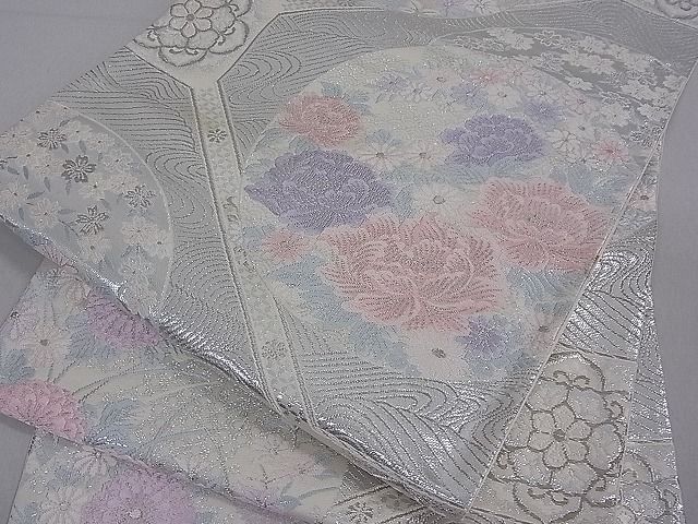 ■■■　サイズ　■■■ 長さ 428cm 幅 30.5cm程 ■■■　商品詳細　■■■ 【正絹・芯なし・関西仕立て】 状態は接写画像のように 太鼓下部・太鼓・裏地に薄い汚れがございますが その他特に目立ったシミ汚れなどもなく大変良い状態です。 大変上質な逸品になります。 お安く出品致しますので、是非この機会にいかがでしょうか？ ※たれ先一部未かがりですが着用には問題ありません。 ■■■　注意事項　■■■ ■モニター発色の具合により色合いが異なる場合がございます。 ■寸法は多少の誤差が生じる場合がございますのでご了承ください。 ■縫込みの長さが左右非対称の場合は短い部分を記載しております。 左右非対称であってもご返品・お値引き等の保証は出来かねますので、ご了承の上ご購入をお願い致します。 ■シミ等のチェックには注意を払っておりますが、見落としがある場合もございますし、個人の見解も様々ですので神経質な方のご購入はお控えください。 ■箪笥に入っておりました着物や帯なので畳みシワや匂いがあるものもございます。 ■お休みは基本的に土日祝となりますが、その他臨時でお休みする場合がございますのでご了承ください。 ■商品の発送は平日のみの発送となります。 ■夜間と土曜、日曜日はお問い合わせの回答が遅れる場合がございます。 ■当店では、お直し、紋入れ、お手入れ等は承っておりません。 ■生地の状態（ヤケ、経年劣化等）によってはサイズ直しが出来ない場合がございます。 その点もどうかご了承のうえ、ご購入をお願いいたします。 ■弊社で取り扱う商品は一点ものにつき、時期や在庫状況に応じて金額が変更となる場合がございます。 ■検針は行っておりません。予めご了承いただきますようお願いいたします。 ■【洗える着物】と記載のある商品におきましては、商品お届け後に洗濯を行ってしまってからのご返品にはご対応しかねます。 念の為、専門店でのお手入れをお願いいたします。 ■着物のサイズ目安は下記を参考ください↓ ＜女性着物＞　お端折り次第で＋5cm　−1cmが着用可能サイズ 　例）身丈170cmの場合、身長160cm〜175cm ＜男性着物＞　身丈＋約25cm〜27cm程が適応身長 　例）身丈155cmの場合、身長180〜182cm