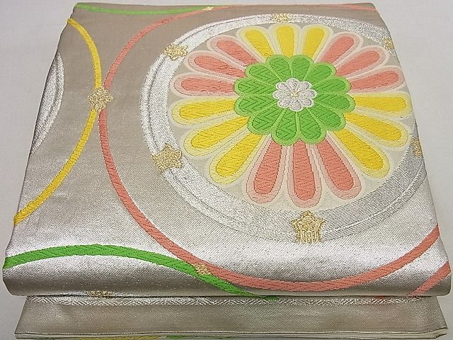 ■■■　サイズ　■■■ 長さ 424cm 幅 30cm程 ■■■　商品詳細　■■■ 【正絹】 状態は 柄止まり・裏地に薄い汚れがございますが その他特に目立ったシミ汚れなどもなく大変良い状態です。 着用時には見えない部分になりますのであまり気になさらずお召になれるかと思います。 大変上質な逸品になります。 お安く出品致しますので、是非この機会にいかがでしょうか？ ■■■　注意事項　■■■ ■モニター発色の具合により色合いが異なる場合がございます。 ■寸法は多少の誤差が生じる場合がございますのでご了承ください。 ■縫込みの長さが左右非対称の場合は短い部分を記載しております。 左右非対称であってもご返品・お値引き等の保証は出来かねますので、ご了承の上ご購入をお願い致します。 ■シミ等のチェックには注意を払っておりますが、見落としがある場合もございますし、個人の見解も様々ですので神経質な方のご購入はお控えください。 ■箪笥に入っておりました着物や帯なので畳みシワや匂いがあるものもございます。 ■お休みは基本的に土日祝となりますが、その他臨時でお休みする場合がございますのでご了承ください。 ■商品の発送は平日のみの発送となります。 ■夜間と土曜、日曜日はお問い合わせの回答が遅れる場合がございます。 ■当店では、お直し、紋入れ、お手入れ等は承っておりません。 ■生地の状態（ヤケ、経年劣化等）によってはサイズ直しが出来ない場合がございます。 その点もどうかご了承のうえ、ご購入をお願いいたします。 ■弊社で取り扱う商品は一点ものにつき、時期や在庫状況に応じて金額が変更となる場合がございます。 ■検針は行っておりません。予めご了承いただきますようお願いいたします。 ■【洗える着物】と記載のある商品におきましては、商品お届け後に洗濯を行ってしまってからのご返品にはご対応しかねます。 念の為、専門店でのお手入れをお願いいたします。 ■着物のサイズ目安は下記を参考ください↓ ＜女性着物＞　お端折り次第で＋5cm　−1cmが着用可能サイズ 　例）身丈170cmの場合、身長160cm〜175cm ＜男性着物＞　身丈＋約25cm〜27cm程が適応身長 　例）身丈155cmの場合、身長180〜182cm