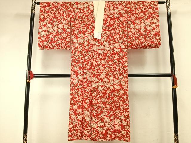 ■■■　サイズ　■■■ 身丈 139cm（肩から） 裄丈 65cm 袖丈 52cm　縫込み 4cm 袖幅 33cm 前幅 30cm 後幅 33cm 着物縫いこみ 内揚げ 0cm 裄 お袖側 約1cm　身頃側 約0cm ■■■　商品詳細　■■■ 【正絹】 状態は接写画像のように衿・衿裏・下前に薄い汚れがございますが その他特に目立ったシミ汚れなどもなく大変良い状態です。 大変上質な逸品になります。 お安く出品致しますので、是非この機会にいかがでしょうか？ ■■■　注意事項　■■■ ■モニター発色の具合により色合いが異なる場合がございます。 ■寸法は多少の誤差が生じる場合がございますのでご了承ください。 ■縫込みの長さが左右非対称の場合は短い部分を記載しております。 左右非対称であってもご返品・お値引き等の保証は出来かねますので、ご了承の上ご購入をお願い致します。 ■シミ等のチェックには注意を払っておりますが、見落としがある場合もございますし、個人の見解も様々ですので神経質な方のご購入はお控えください。 ■箪笥に入っておりました着物や帯なので畳みシワや匂いがあるものもございます。 ■お休みは基本的に土日祝となりますが、その他臨時でお休みする場合がございますのでご了承ください。 ■商品の発送は平日のみの発送となります。 ■夜間と土曜、日曜日はお問い合わせの回答が遅れる場合がございます。 ■当店では、お直し、紋入れ、お手入れ等は承っておりません。 ■生地の状態（ヤケ、経年劣化等）によってはサイズ直しが出来ない場合がございます。 その点もどうかご了承のうえ、ご購入をお願いいたします。 ■弊社で取り扱う商品は一点ものにつき、時期や在庫状況に応じて金額が変更となる場合がございます。 ■検針は行っておりません。予めご了承いただきますようお願いいたします。 ■【洗える着物】と記載のある商品におきましては、商品お届け後に洗濯を行ってしまってからのご返品にはご対応しかねます。 念の為、専門店でのお手入れをお願いいたします。 ■着物のサイズ目安は下記を参考ください↓ ＜女性着物＞　お端折り次第で＋5cm　−1cmが着用可能サイズ 　例）身丈170cmの場合、身長160cm〜175cm ＜男性着物＞　身丈＋約25cm〜27cm程が適応身長 　例）身丈155cmの場合、身長180〜182cm