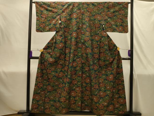 ■■■　サイズ　■■■ 身丈 153cm（肩から） 裄丈 64.5cm 袖丈 44cm　縫込み 4.5cm 袖幅 32.5cm 前幅 24.5cm 後幅 29.5cm 着物縫いこみ 内揚げ 3.5cm 裄 お袖側 約3cm　身頃側 約3cm ■■■　商品詳細　■■■ 【正絹】 状態は特に目立ったシミ汚れなどもなく大変良い状態です。 大変上質な逸品になります。 お安く出品致しますので、是非この機会にいかがでしょうか？ ■■■　注意事項　■■■ ■モニター発色の具合により色合いが異なる場合がございます。 ■寸法は多少の誤差が生じる場合がございますのでご了承ください。 ■縫込みの長さが左右非対称の場合は短い部分を記載しております。 左右非対称であってもご返品・お値引き等の保証は出来かねますので、ご了承の上ご購入をお願い致します。 ■シミ等のチェックには注意を払っておりますが、見落としがある場合もございますし、個人の見解も様々ですので神経質な方のご購入はお控えください。 ■箪笥に入っておりました着物や帯なので畳みシワや匂いがあるものもございます。 ■お休みは基本的に土日祝となりますが、その他臨時でお休みする場合がございますのでご了承ください。 ■商品の発送は平日のみの発送となります。 ■夜間と土曜、日曜日はお問い合わせの回答が遅れる場合がございます。 ■当店では、お直し、紋入れ、お手入れ等は承っておりません。 ■生地の状態（ヤケ、経年劣化等）によってはサイズ直しが出来ない場合がございます。 その点もどうかご了承のうえ、ご購入をお願いいたします。 ■弊社で取り扱う商品は一点ものにつき、時期や在庫状況に応じて金額が変更となる場合がございます。 ■検針は行っておりません。予めご了承いただきますようお願いいたします。 ■【洗える着物】と記載のある商品におきましては、商品お届け後に洗濯を行ってしまってからのご返品にはご対応しかねます。 念の為、専門店でのお手入れをお願いいたします。 ■写真に写っている物が全てになります。それ以外の付属品はございませんのでご了承ください。 ■状態に関する写真につきましては、掲載可能な写真枚数に限りがあるため、各箇所につき1枚参考画像を掲載しております。 ■着物のサイズ目安は下記を参考ください↓ ＜女性着物＞　お端折り次第で＋5cm　－1cmが着用可能サイズ 　例）身丈170cmの場合、身長160cm～175cm ＜男性着物＞　身丈＋約25cm～27cm程が適応身長 　例）身丈155cmの場合、身長180～182cm