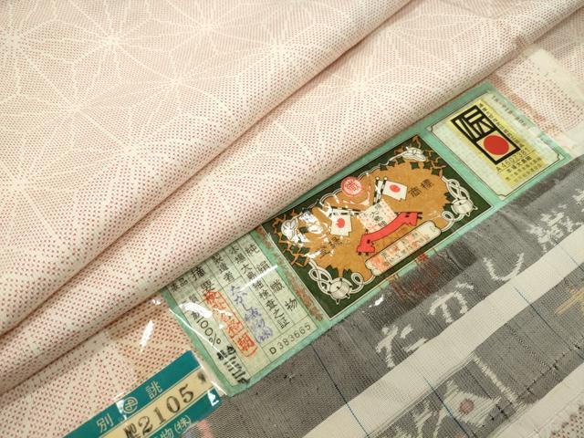 ■■■　サイズ　■■■ 身丈 161.5cm（肩から） 裄丈 66cm 袖丈 48.5cm　縫込み 3.5cm 袖幅 33.5cm 前幅 24.5cm 後幅 30.5cm 着物縫いこみ 内揚げ 2.5cm 裄 お袖側 約2.5cm　身頃側 約3cm ■■■　商品詳細　■■■ 【正絹】 状態は接写画像のように左袖前に薄い汚れがございますが その他特に目立ったシミ汚れなどもなく大変良い状態です。 大変上質な逸品になります。 お安く出品致しますので、是非この機会にいかがでしょうか？ ■■■　注意事項　■■■ ■モニター発色の具合により色合いが異なる場合がございます。 ■寸法は多少の誤差が生じる場合がございますのでご了承ください。 ■縫込みの長さが左右非対称の場合は短い部分を記載しております。 左右非対称であってもご返品・お値引き等の保証は出来かねますので、ご了承の上ご購入をお願い致します。 ■シミ等のチェックには注意を払っておりますが、見落としがある場合もございますし、個人の見解も様々ですので神経質な方のご購入はお控えください。 ■箪笥に入っておりました着物や帯なので畳みシワや匂いがあるものもございます。 ■お休みは基本的に土日祝となりますが、その他臨時でお休みする場合がございますのでご了承ください。 ■商品の発送は平日のみの発送となります。 ■夜間と土曜、日曜日はお問い合わせの回答が遅れる場合がございます。 ■当店では、お直し、紋入れ、お手入れ等は承っておりません。 ■生地の状態（ヤケ、経年劣化等）によってはサイズ直しが出来ない場合がございます。 その点もどうかご了承のうえ、ご購入をお願いいたします。 ■弊社で取り扱う商品は一点ものにつき、時期や在庫状況に応じて金額が変更となる場合がございます。 ■検針は行っておりません。予めご了承いただきますようお願いいたします。 ■【洗える着物】と記載のある商品におきましては、商品お届け後に洗濯を行ってしまってからのご返品にはご対応しかねます。 念の為、専門店でのお手入れをお願いいたします。 ■着物のサイズ目安は下記を参考ください↓ ＜女性着物＞　お端折り次第で＋5cm　−1cmが着用可能サイズ 　例）身丈170cmの場合、身長160cm〜175cm ＜男性着物＞　身丈＋約25cm〜27cm程が適応身長 　例）身丈155cmの場合、身長180〜182cm