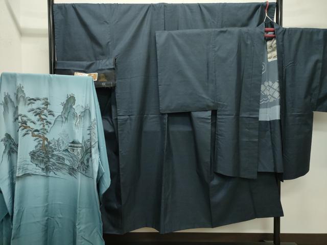 ■■■　サイズ　■■■ 【着物】 身丈 143cm（肩から） 裄丈 70cm 袖丈 49cm　縫込み 2.5cm 袖幅 35cm 前幅 29cm 後幅 33.5cm 着物縫いこみ 内揚げ 8.5cm 裄 お袖側 約1cm　身頃側 約0cm 【羽織】 身丈 87cm（肩から） 裄丈 70.5cm 袖丈 49.5cm　縫込み 1.5cm 袖幅 35.5cm 前幅 22.5cm 後幅 33.5cm 裄 お袖側 約5cm　身頃側 約0cm 【長襦袢：袷】 身丈 139.5cm（肩から） 裄丈 71cm 袖丈 48.5cm　縫込み 3cm 袖幅 36cm 前幅 33cm 後幅 35cm 裄 お袖側 約5cm　身頃側 約5cm ■■■　商品詳細　■■■ 【正絹】 着物の状態は接写画像のように表地所々に薄い汚れがございます。 羽織の状態は接写画像のように羽裏に薄い汚れがございます。 長襦袢の状態は接写画像のように表地所々に薄い汚れがございます。 大変上質な逸品になりますのでぜひお手入れをされてお召しになられてはいかがでしょうか。 お安く出品致しますので、是非この機会にいかがでしょうか？ ■■■　注意事項　■■■ ■モニター発色の具合により色合いが異なる場合がございます。 ■寸法は多少の誤差が生じる場合がございますのでご了承ください。 ■縫込みの長さが左右非対称の場合は短い部分を記載しております。 左右非対称であってもご返品・お値引き等の保証は出来かねますので、ご了承の上ご購入をお願い致します。 ■シミ等のチェックには注意を払っておりますが、見落としがある場合もございますし、個人の見解も様々ですので神経質な方のご購入はお控えください。 ■箪笥に入っておりました着物や帯なので畳みシワや匂いがあるものもございます。 ■お休みは基本的に土日祝となりますが、その他臨時でお休みする場合がございますのでご了承ください。 ■商品の発送は平日のみの発送となります。 ■夜間と土曜、日曜日はお問い合わせの回答が遅れる場合がございます。 ■当店では、お直し、紋入れ、お手入れ等は承っておりません。 ■生地の状態（ヤケ、経年劣化等）によってはサイズ直しが出来ない場合がございます。 その点もどうかご了承のうえ、ご購入をお願いいたします。 ■弊社で取り扱う商品は一点ものにつき、時期や在庫状況に応じて金額が変更となる場合がございます。 ■検針は行っておりません。予めご了承いただきますようお願いいたします。 ■【洗える着物】と記載のある商品におきましては、商品お届け後に洗濯を行ってしまってからのご返品にはご対応しかねます。 念の為、専門店でのお手入れをお願いいたします。 ■着物のサイズ目安は下記を参考ください↓ ＜女性着物＞　お端折り次第で＋5cm　−1cmが着用可能サイズ 　例）身丈170cmの場合、身長160cm〜175cm ＜男性着物＞　身丈＋約25cm〜27cm程が適応身長 　例）身丈155cmの場合、身長180〜182cm