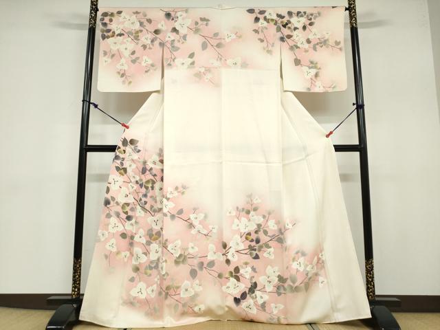 ■■■　サイズ　■■■ 身丈 165.5cm（肩から） 裄丈 66cm 袖丈 49cm　縫込み 6cm 袖幅 34cm 前幅 24cm 後幅 30.5cm 着物縫いこみ 内揚げ 5cm 裄 お袖側 約2cm　身頃側 約3cm ■■■　商品詳細　■■■ 【正絹】 状態は接写画像のように右袖前に薄い汚れがございますが その他特に目立ったシミ汚れなどもなく大変良い状態です。 大変上質な逸品になります。 お安く出品致しますので、是非この機会にいかがでしょうか？ ■■■　注意事項　■■■ ■モニター発色の具合により色合いが異なる場合がございます。 ■寸法は多少の誤差が生じる場合がございますのでご了承ください。 ■縫込みの長さが左右非対称の場合は短い部分を記載しております。 左右非対称であってもご返品・お値引き等の保証は出来かねますので、ご了承の上ご購入をお願い致します。 ■シミ等のチェックには注意を払っておりますが、見落としがある場合もございますし、個人の見解も様々ですので神経質な方のご購入はお控えください。 ■箪笥に入っておりました着物や帯なので畳みシワや匂いがあるものもございます。 ■お休みは基本的に土日祝となりますが、その他臨時でお休みする場合がございますのでご了承ください。 ■商品の発送は平日のみの発送となります。 ■夜間と土曜、日曜日はお問い合わせの回答が遅れる場合がございます。 ■当店では、お直し、紋入れ、お手入れ等は承っておりません。 ■生地の状態（ヤケ、経年劣化等）によってはサイズ直しが出来ない場合がございます。 その点もどうかご了承のうえ、ご購入をお願いいたします。 ■弊社で取り扱う商品は一点ものにつき、時期や在庫状況に応じて金額が変更となる場合がございます。 ■検針は行っておりません。予めご了承いただきますようお願いいたします。 ■【洗える着物】と記載のある商品におきましては、商品お届け後に洗濯を行ってしまってからのご返品にはご対応しかねます。 念の為、専門店でのお手入れをお願いいたします。 ■着物のサイズ目安は下記を参考ください↓ ＜女性着物＞　お端折り次第で＋5cm　−1cmが着用可能サイズ 　例）身丈170cmの場合、身長160cm〜175cm ＜男性着物＞　身丈＋約25cm〜27cm程が適応身長 　例）身丈155cmの場合、身長180〜182cm