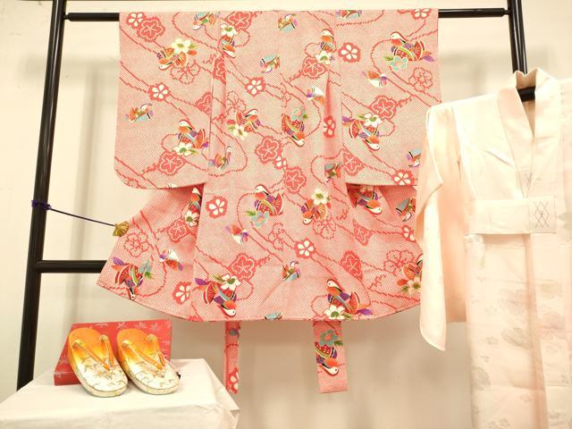■■■　サイズ　■■■ 【祝着】 身丈 93cm（肩から） 裄丈 47.5cm（肩上げ　0cm） 袖丈 55cm 袖幅 30cm 前幅 19cm 後幅 26.5cm 着物縫いこみ 内揚げ 0cm 裄 お袖側 約 5cm　身頃側 約 1cm 【襦袢】 身丈 91cm（肩から） 裄丈 47.5cm（肩上げ　0cm） 袖丈 5.5cm 袖幅 29.5cm 前幅 24cm 後幅 26.5cm 着物縫いこみ 内揚げ 7cm 裄 お袖側 約 6cm　身頃側 約 5.5cm 【草履】 長さ・・約　21cm 幅・・・約　7cm 踵高さ・・約　4cm ■■■　商品詳細　■■■ 【正絹】 祝着・襦袢の状態は特に目立ったシミ汚れなどもなく大変良い状態です。 草履の状態は接写画像のように 巻きと天の接地面に若干の変色がございますが その他特に目立ったシミ汚れなどもなく大変良い状態です。 大変上質な極上の逸品になります。 お安く出品致しますので、是非この機会にいかがでしょうか？ ■■■　注意事項　■■■ ■モニター発色の具合により色合いが異なる場合がございます。 ■寸法は多少の誤差が生じる場合がございますのでご了承ください。 ■縫込みの長さが左右非対称の場合は短い部分を記載しております。 左右非対称であってもご返品・お値引き等の保証は出来かねますので、ご了承の上ご購入をお願い致します。 ■シミ等のチェックには注意を払っておりますが、見落としがある場合もございますし、個人の見解も様々ですので神経質な方のご購入はお控えください。 ■箪笥に入っておりました着物や帯なので畳みシワや匂いがあるものもございます。 ■お休みは基本的に土日祝となりますが、その他臨時でお休みする場合がございますのでご了承ください。 ■商品の発送は平日のみの発送となります。 ■夜間と土曜、日曜日はお問い合わせの回答が遅れる場合がございます。 ■当店では、お直し、紋入れ、お手入れ等は承っておりません。 ■生地の状態（ヤケ、経年劣化等）によってはサイズ直しが出来ない場合がございます。 その点もどうかご了承のうえ、ご購入をお願いいたします。 ■弊社で取り扱う商品は一点ものにつき、時期や在庫状況に応じて金額が変更となる場合がございます。 ■検針は行っておりません。予めご了承いただきますようお願いいたします。 ■【洗える着物】と記載のある商品におきましては、商品お届け後に洗濯を行ってしまってからのご返品にはご対応しかねます。 念の為、専門店でのお手入れをお願いいたします。 ■着物のサイズ目安は下記を参考ください↓ ＜女性着物＞　お端折り次第で＋5?　−10?が着用可能サイズ 　例）身丈170?の場合、身長160?〜175? ＜男性着物＞　身丈＋約25?〜27?程が適応身長 　例）身丈155?の場合、身長180〜182?