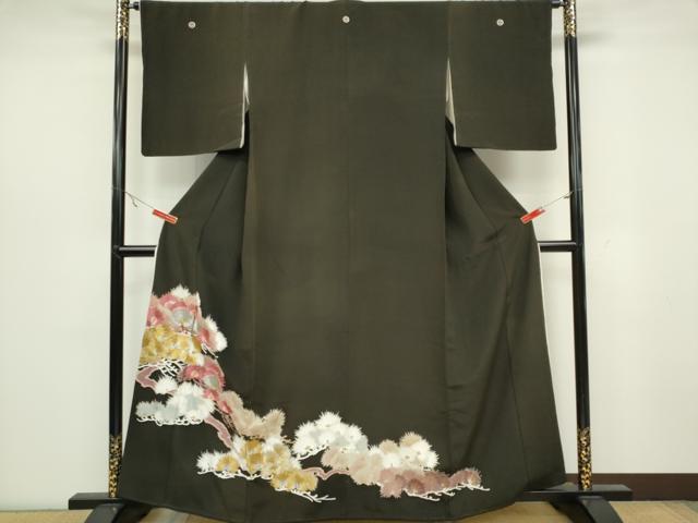 ■■■　サイズ　■■■ 身丈 160cm（肩から） 裄丈 64cm 袖丈 48cm　縫込み 6cm 袖幅 32.5cm 前幅 25cm 後幅 30cm 着物縫いこみ 内揚げ 0cm 裄 お袖側 約0cm　身頃側 約0cm ■■■　商品詳細　■■■ 【正絹・五つ紋・比翼仕立て】 状態は画像を添付しておりますので、そちらをご確認下さいますよう宜しくお願い致します。 大変上質な逸品になります。 お安く出品致しますので、是非この機会にいかがでしょうか？ ■■■　注意事項　■■■ ■モニター発色の具合により色合いが異なる場合がございます。 ■寸法は多少の誤差が生じる場合がございますのでご了承ください。 ■縫込みの長さが左右非対称の場合は短い部分を記載しております。 左右非対称であってもご返品・お値引き等の保証は出来かねますので、ご了承の上ご購入をお願い致します。 ■シミ等のチェックには注意を払っておりますが、見落としがある場合もございますし、個人の見解も様々ですので神経質な方のご購入はお控えください。 ■箪笥に入っておりました着物や帯なので畳みシワや匂いがあるものもございます。 ■お休みは基本的に土日祝となりますが、その他臨時でお休みする場合がございますのでご了承ください。 ■商品の発送は平日のみの発送となります。 ■夜間と土曜、日曜日はお問い合わせの回答が遅れる場合がございます。 ■当店では、お直し、紋入れ、お手入れ等は承っておりません。 ■生地の状態（ヤケ、経年劣化等）によってはサイズ直しが出来ない場合がございます。 その点もどうかご了承のうえ、ご購入をお願いいたします。 ■弊社で取り扱う商品は一点ものにつき、時期や在庫状況に応じて金額が変更となる場合がございます。 ■検針は行っておりません。予めご了承いただきますようお願いいたします。 ■【洗える着物】と記載のある商品におきましては、商品お届け後に洗濯を行ってしまってからのご返品にはご対応しかねます。 念の為、専門店でのお手入れをお願いいたします。 ■着物のサイズ目安は下記を参考ください↓ ＜女性着物＞　お端折り次第で＋5?　−10?が着用可能サイズ 　例）身丈170?の場合、身長160?〜175? ＜男性着物＞　身丈＋約25?〜27?程が適応身長 　例）身丈155?の場合、身長180〜182?