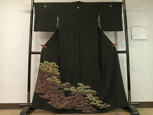 ■■■　サイズ　■■■ 身丈 163cm（肩から） 裄丈 67cm 袖丈 47.5cm　縫込み 6.5cm 袖幅 34cm 前幅 24cm 後幅 30cm 着物縫いこみ 内揚げ 1.5cm 裄 お袖側 約0cm　身頃側 約1cm ■■■　商品詳細　■■■ 【正絹・五つ紋・比翼仕立て】 状態は特に目立ったシミ汚れなどもなく大変良い状態です。 大変上質な逸品になります。 お安く出品致しますので、是非この機会にいかがでしょうか？ ■■■　注意事項　■■■ ■モニター発色の具合により色合いが異なる場合がございます。 ■寸法は多少の誤差が生じる場合がございますのでご了承ください。 ■縫込みの長さが左右非対称の場合は短い部分を記載しております。 左右非対称であってもご返品・お値引き等の保証は出来かねますので、ご了承の上ご購入をお願い致します。 ■シミ等のチェックには注意を払っておりますが、見落としがある場合もございますし、個人の見解も様々ですので神経質な方のご購入はお控えください。 ■箪笥に入っておりました着物や帯なので畳みシワや匂いがあるものもございます。 ■お休みは基本的に土日祝となりますが、その他臨時でお休みする場合がございますのでご了承ください。 ■商品の発送は平日のみの発送となります。 ■夜間と土曜、日曜日はお問い合わせの回答が遅れる場合がございます。 ■当店では、お直し、紋入れ、お手入れ等は承っておりません。 ■生地の状態（ヤケ、経年劣化等）によってはサイズ直しが出来ない場合がございます。 その点もどうかご了承のうえ、ご購入をお願いいたします。 ■弊社で取り扱う商品は一点ものにつき、時期や在庫状況に応じて金額が変更となる場合がございます。 ■検針は行っておりません。予めご了承いただきますようお願いいたします。 ■【洗える着物】と記載のある商品におきましては、商品お届け後に洗濯を行ってしまってからのご返品にはご対応しかねます。 念の為、専門店でのお手入れをお願いいたします。 ■着物のサイズ目安は下記を参考ください↓ ＜女性着物＞　お端折り次第で＋5?　−10?が着用可能サイズ 　例）身丈170?の場合、身長160?〜175? ＜男性着物＞　身丈＋約25?〜27?程が適応身長 　例）身丈155?の場合、身長180〜182?