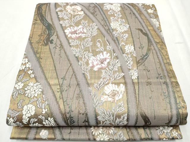 ■■■　サイズ　■■■ 長さ 440cm 幅 30.5cm程 ■■■　商品詳細　■■■ 【正絹】 状態は締めてはおりますが 特に目立ったシミ汚れなどもなく大変良い状態です。 大変上質な逸品になります。 お安く出品致しますので、是非この機会にいかがでしょうか？ ■■■　注意事項　■■■ ■モニター発色の具合により色合いが異なる場合がございます。 ■寸法は多少の誤差が生じる場合がございますのでご了承ください。 ■縫込みの長さが左右非対称の場合は短い部分を記載しております。 左右非対称であってもご返品・お値引き等の保証は出来かねますので、ご了承の上ご購入をお願い致します。 ■シミ等のチェックには注意を払っておりますが、見落としがある場合もございますし、個人の見解も様々ですので神経質な方のご購入はお控えください。 ■箪笥に入っておりました着物や帯なので畳みシワや匂いがあるものもございます。 ■お休みは基本的に土日祝となりますが、その他臨時でお休みする場合がございますのでご了承ください。 ■商品の発送は平日のみの発送となります。 ■夜間と土曜、日曜日はお問い合わせの回答が遅れる場合がございます。 ■当店では、お直し、紋入れ、お手入れ等は承っておりません。 ■生地の状態（ヤケ、経年劣化等）によってはサイズ直しが出来ない場合がございます。 その点もどうかご了承のうえ、ご購入をお願いいたします。 ■弊社で取り扱う商品は一点ものにつき、時期や在庫状況に応じて金額が変更となる場合がございます。 ■検針は行っておりません。予めご了承いただきますようお願いいたします。 ■【洗える着物】と記載のある商品におきましては、商品お届け後に洗濯を行ってしまってからのご返品にはご対応しかねます。 念の為、専門店でのお手入れをお願いいたします。 ■着物のサイズ目安は下記を参考ください↓ ＜女性着物＞　お端折り次第で＋5cm　−1cmが着用可能サイズ 　例）身丈170cmの場合、身長160cm〜175cm ＜男性着物＞　身丈＋約25cm〜27cm程が適応身長 　例）身丈155cmの場合、身長180〜182cm