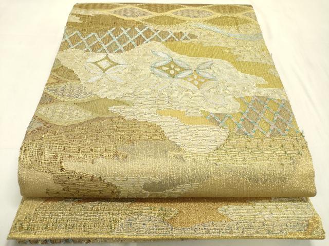 ■■■　サイズ　■■■ 長さ 424cm 幅 31cm程 ■■■　商品詳細　■■■ 【正絹】 状態は締めてはおりますが 特に目立ったシミ汚れなどもなく大変良い状態です。 大変上質な逸品になります。 お安く出品致しますので、是非この機会にいかがでしょうか？ ■■■　注意事項　■■■ ■モニター発色の具合により色合いが異なる場合がございます。 ■寸法は多少の誤差が生じる場合がございますのでご了承ください。 ■縫込みの長さが左右非対称の場合は短い部分を記載しております。 左右非対称であってもご返品・お値引き等の保証は出来かねますので、ご了承の上ご購入をお願い致します。 ■シミ等のチェックには注意を払っておりますが、見落としがある場合もございますし、個人の見解も様々ですので神経質な方のご購入はお控えください。 ■箪笥に入っておりました着物や帯なので畳みシワや匂いがあるものもございます。 ■お休みは基本的に土日祝となりますが、その他臨時でお休みする場合がございますのでご了承ください。 ■商品の発送は平日のみの発送となります。 ■夜間と土曜、日曜日はお問い合わせの回答が遅れる場合がございます。 ■当店では、お直し、紋入れ、お手入れ等は承っておりません。 ■生地の状態（ヤケ、経年劣化等）によってはサイズ直しが出来ない場合がございます。 その点もどうかご了承のうえ、ご購入をお願いいたします。 ■弊社で取り扱う商品は一点ものにつき、時期や在庫状況に応じて金額が変更となる場合がございます。 ■検針は行っておりません。予めご了承いただきますようお願いいたします。 ■【洗える着物】と記載のある商品におきましては、商品お届け後に洗濯を行ってしまってからのご返品にはご対応しかねます。 念の為、専門店でのお手入れをお願いいたします。 ■着物のサイズ目安は下記を参考ください↓ ＜女性着物＞　お端折り次第で＋5cm　−1cmが着用可能サイズ 　例）身丈170cmの場合、身長160cm〜175cm ＜男性着物＞　身丈＋約25cm〜27cm程が適応身長 　例）身丈155cmの場合、身長180〜182cm