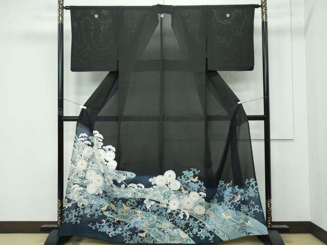 ■■■　サイズ　■■■ 身丈 164cm（肩から） 裄丈 63.5cm 袖丈 46.5cm　縫込み　3cm 袖幅 33cm 前幅 24.5cm 後幅 30cm 着物縫いこみ 内揚げ 5.5cm 裄 お袖側 約 3.5cm　身頃側 約 3cm ■■■　商品詳細　■■■ 【正絹・五つ紋】 状態は特に目立ったシミ汚れなどもなく大変良い状態です。 大変希少な極上の逸品になります。 お安く出品致しますので、是非この機会にいかがでしょうか？ ■■■　注意事項　■■■ ■モニター発色の具合により色合いが異なる場合がございます。 ■寸法は多少の誤差が生じる場合がございますのでご了承ください。 ■縫込みの長さが左右非対称の場合は短い部分を記載しております。 左右非対称であってもご返品・お値引き等の保証は出来かねますので、ご了承の上ご購入をお願い致します。 ■シミ等のチェックには注意を払っておりますが、見落としがある場合もございますし、個人の見解も様々ですので神経質な方のご購入はお控えください。 ■箪笥に入っておりました着物や帯なので畳みシワや匂いがあるものもございます。 ■お休みは基本的に土日祝となりますが、その他臨時でお休みする場合がございますのでご了承ください。 ■商品の発送は平日のみの発送となります。 ■夜間と土曜、日曜日はお問い合わせの回答が遅れる場合がございます。 ■当店では、お直し、紋入れ、お手入れ等は承っておりません。 ■生地の状態（ヤケ、経年劣化等）によってはサイズ直しが出来ない場合がございます。 その点もどうかご了承のうえ、ご購入をお願いいたします。 ■弊社で取り扱う商品は一点ものにつき、時期や在庫状況に応じて金額が変更となる場合がございます。 ■検針は行っておりません。予めご了承いただきますようお願いいたします。 ■【洗える着物】と記載のある商品におきましては、商品お届け後に洗濯を行ってしまってからのご返品にはご対応しかねます。 念の為、専門店でのお手入れをお願いいたします。 ■着物のサイズ目安は下記を参考ください↓ ＜女性着物＞　お端折り次第で＋5?　−10?が着用可能サイズ 　例）身丈170?の場合、身長160?〜175? ＜男性着物＞　身丈＋約25?〜27?程が適応身長 　例）身丈155?の場合、身長180〜182?