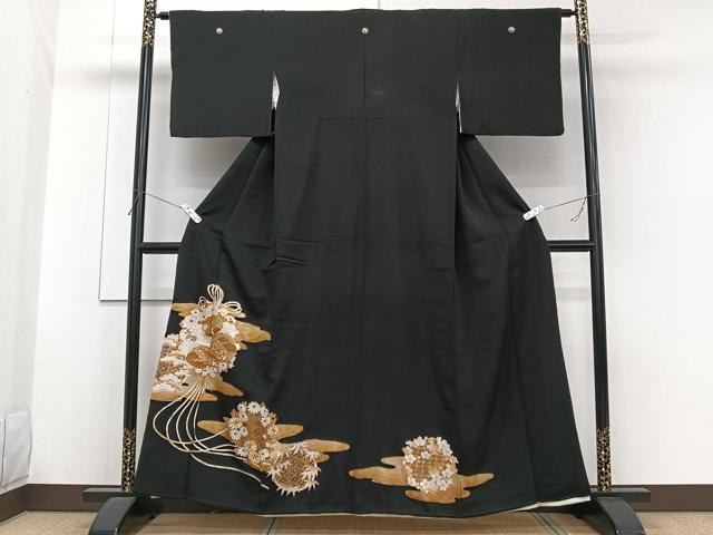 ■■■　サイズ　■■■ 身丈 159cm（肩から） 裄丈 63cm 袖丈 43.5cm　縫込み 4cm 袖幅 32.5cm 前幅 23cm 後幅 30cm 着物縫いこみ 内揚げ 5cm 裄 お袖側 約0cm　身頃側 約2cm ■■■　商品詳細　■■■ 【正絹・五つ紋・比翼仕立て】 状態は画像を添付しておりますので、そちらをご確認下さいますよう宜しくお願い致します。 大変上質な逸品になります。 お安く出品致しますので、是非この機会にいかがでしょうか？ ■■■　注意事項　■■■ ■モニター発色の具合により色合いが異なる場合がございます。 ■寸法は多少の誤差が生じる場合がございますのでご了承ください。 ■縫込みの長さが左右非対称の場合は短い部分を記載しております。 左右非対称であってもご返品・お値引き等の保証は出来かねますので、ご了承の上ご購入をお願い致します。 ■シミ等のチェックには注意を払っておりますが、見落としがある場合もございますし、個人の見解も様々ですので神経質な方のご購入はお控えください。 ■箪笥に入っておりました着物や帯なので畳みシワや匂いがあるものもございます。 ■お休みは基本的に土日祝となりますが、その他臨時でお休みする場合がございますのでご了承ください。 ■商品の発送は平日のみの発送となります。 ■夜間と土曜、日曜日はお問い合わせの回答が遅れる場合がございます。 ■当店では、お直し、紋入れ、お手入れ等は承っておりません。 ■生地の状態（ヤケ、経年劣化等）によってはサイズ直しが出来ない場合がございます。 その点もどうかご了承のうえ、ご購入をお願いいたします。 ■弊社で取り扱う商品は一点ものにつき、時期や在庫状況に応じて金額が変更となる場合がございます。 ■検針は行っておりません。予めご了承いただきますようお願いいたします。 ■【洗える着物】と記載のある商品におきましては、商品お届け後に洗濯を行ってしまってからのご返品にはご対応しかねます。 念の為、専門店でのお手入れをお願いいたします。 ■写真に写っている物が全てになります。それ以外の付属品はございませんのでご了承ください。 ■着物のサイズ目安は下記を参考ください↓ ＜女性着物＞　お端折り次第で＋5cm　−1cmが着用可能サイズ 　例）身丈170cmの場合、身長160cm〜175cm ＜男性着物＞　身丈＋約25cm〜27cm程が適応身長 　例）身丈155cmの場合、身長180〜182cm