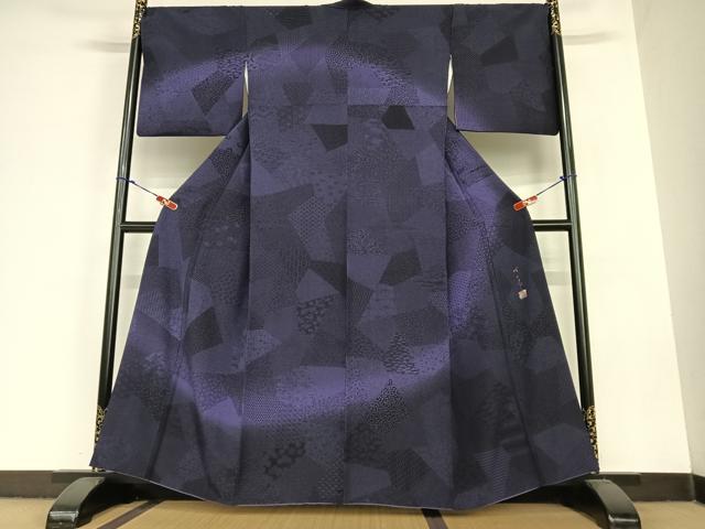 ■■■　サイズ　■■■ 身丈 158.5cm（肩から） 裄丈 70cm 袖丈 48.5cm　縫込み 6.5cm 袖幅 34.5cm 前幅 27.5cm 後幅 30.5cm 着物縫いこみ 内揚げ 6.5cm 裄 お袖側 約2cm　身頃側 約1cm ■■■　商品詳細　■■■ 【正絹】 状態は接写画像のように胴裏・衿山に薄い汚れがございますが その他特に目立ったシミ汚れなどもなく大変良い状態です。 大変上質な逸品になります。 お安く出品致しますので、是非この機会にいかがでしょうか？ ※若干着用シワがございます。 ■■■　注意事項　■■■ ■モニター発色の具合により色合いが異なる場合がございます。 ■寸法は多少の誤差が生じる場合がございますのでご了承ください。 ■縫込みの長さが左右非対称の場合は短い部分を記載しております。 左右非対称であってもご返品・お値引き等の保証は出来かねますので、ご了承の上ご購入をお願い致します。 ■シミ等のチェックには注意を払っておりますが、見落としがある場合もございますし、個人の見解も様々ですので神経質な方のご購入はお控えください。 ■箪笥に入っておりました着物や帯なので畳みシワや匂いがあるものもございます。 ■お休みは基本的に土日祝となりますが、その他臨時でお休みする場合がございますのでご了承ください。 ■商品の発送は平日のみの発送となります。 ■夜間と土曜、日曜日はお問い合わせの回答が遅れる場合がございます。 ■当店では、お直し、紋入れ、お手入れ等は承っておりません。 ■生地の状態（ヤケ、経年劣化等）によってはサイズ直しが出来ない場合がございます。 その点もどうかご了承のうえ、ご購入をお願いいたします。 ■弊社で取り扱う商品は一点ものにつき、時期や在庫状況に応じて金額が変更となる場合がございます。 ■検針は行っておりません。予めご了承いただきますようお願いいたします。 ■【洗える着物】と記載のある商品におきましては、商品お届け後に洗濯を行ってしまってからのご返品にはご対応しかねます。 念の為、専門店でのお手入れをお願いいたします。 ■着物のサイズ目安は下記を参考ください↓ ＜女性着物＞　お端折り次第で＋5?　−10?が着用可能サイズ 　例）身丈170?の場合、身長160?〜175? ＜男性着物＞　身丈＋約25?〜27?程が適応身長 　例）身丈155?の場合、身長180〜182?