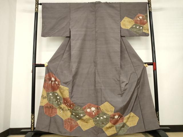 ■■■　サイズ　■■■ 身丈 159.5cm（肩から） 裄丈 65cm 袖丈 46cm　縫込み 9cm 袖幅 34cm 前幅 23cm 後幅 30cm 着物縫いこみ 内揚げ 3cm 裄 お袖側 約1cm　身頃側 約3cm ■■■　商品詳細　■■■ 【正絹】 状態は接写画像のように胴裏にシミ、衿山に汚れがございますが その他特に目立ったシミ汚れなどもなく大変良い状態です。 大変上質な逸品になります。 お安く出品致しますので、是非この機会にいかがでしょうか？ ■■■　注意事項　■■■ ■モニター発色の具合により色合いが異なる場合がございます。 ■寸法は多少の誤差が生じる場合がございますのでご了承ください。 ■縫込みの長さが左右非対称の場合は短い部分を記載しております。 左右非対称であってもご返品・お値引き等の保証は出来かねますので、ご了承の上ご購入をお願い致します。 ■シミ等のチェックには注意を払っておりますが、見落としがある場合もございますし、個人の見解も様々ですので神経質な方のご購入はお控えください。 ■箪笥に入っておりました着物や帯なので畳みシワや匂いがあるものもございます。 ■お休みは基本的に土日祝となりますが、その他臨時でお休みする場合がございますのでご了承ください。 ■商品の発送は平日のみの発送となります。 ■夜間と土曜、日曜日はお問い合わせの回答が遅れる場合がございます。 ■当店では、お直し、紋入れ、お手入れ等は承っておりません。 ■生地の状態（ヤケ、経年劣化等）によってはサイズ直しが出来ない場合がございます。 その点もどうかご了承のうえ、ご購入をお願いいたします。 ■弊社で取り扱う商品は一点ものにつき、時期や在庫状況に応じて金額が変更となる場合がございます。 ■検針は行っておりません。予めご了承いただきますようお願いいたします。 ■【洗える着物】と記載のある商品におきましては、商品お届け後に洗濯を行ってしまってからのご返品にはご対応しかねます。 念の為、専門店でのお手入れをお願いいたします。 ■着物のサイズ目安は下記を参考ください↓ ＜女性着物＞　お端折り次第で＋5?　−10?が着用可能サイズ 　例）身丈170?の場合、身長160?〜175? ＜男性着物＞　身丈＋約25?〜27?程が適応身長 　例）身丈155?の場合、身長180〜182?