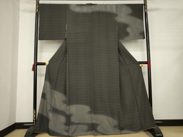 ■■■　サイズ　■■■ 身丈 165cm（肩から） 裄丈 69cm 袖丈 48cm　縫込み 10.5cm 袖幅 35cm 前幅 28cm 後幅 32.5cm 着物縫いこみ 内揚げ 5cm 裄 お袖側 約2cm　身頃側 約2cm ■■■　商品詳細　■■■ 【正絹】 状態は特に目立ったシミ汚れなどもなく大変良い状態です。 大変上質な逸品になります。 お安く出品致しますので、是非この機会にいかがでしょうか？ ■■■　注意事項　■■■ ■モニター発色の具合により色合いが異なる場合がございます。 ■寸法は多少の誤差が生じる場合がございますのでご了承ください。 ■縫込みの長さが左右非対称の場合は短い部分を記載しております。 左右非対称であってもご返品・お値引き等の保証は出来かねますので、ご了承の上ご購入をお願い致します。 ■シミ等のチェックには注意を払っておりますが、見落としがある場合もございますし、個人の見解も様々ですので神経質な方のご購入はお控えください。 ■箪笥に入っておりました着物や帯なので畳みシワや匂いがあるものもございます。 ■お休みは基本的に土日祝となりますが、その他臨時でお休みする場合がございますのでご了承ください。 ■商品の発送は平日のみの発送となります。 ■夜間と土曜、日曜日はお問い合わせの回答が遅れる場合がございます。 ■当店では、お直し、紋入れ、お手入れ等は承っておりません。 ■生地の状態（ヤケ、経年劣化等）によってはサイズ直しが出来ない場合がございます。 その点もどうかご了承のうえ、ご購入をお願いいたします。 ■弊社で取り扱う商品は一点ものにつき、時期や在庫状況に応じて金額が変更となる場合がございます。 ■検針は行っておりません。予めご了承いただきますようお願いいたします。 ■【洗える着物】と記載のある商品におきましては、商品お届け後に洗濯を行ってしまってからのご返品にはご対応しかねます。 念の為、専門店でのお手入れをお願いいたします。 ■着物のサイズ目安は下記を参考ください↓ ＜女性着物＞　お端折り次第で＋5?　−10?が着用可能サイズ 　例）身丈170?の場合、身長160?〜175? ＜男性着物＞　身丈＋約25?〜27?程が適応身長 　例）身丈155?の場合、身長180〜182?