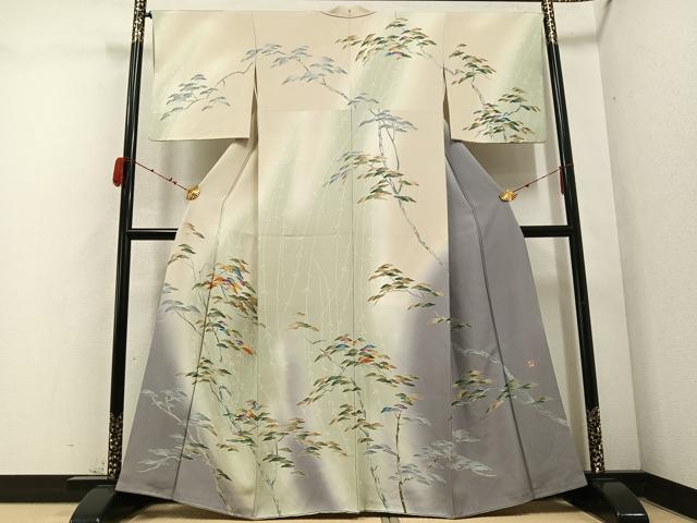 ■■■　サイズ　■■■ 身丈 161cm（肩から） 裄丈 65.5cm 袖丈 46.5cm　縫込み 3.5cm 袖幅 33cm 前幅 24cm 後幅 29.5cm 着物縫いこみ 内揚げ 2cm 裄 お袖側 約0cm　身頃側 約2cm ■■■　商品詳細　■■■ 【正絹】 状態は接写画像のように上前によれ、左袖後・衿山に薄い汚れがございますが その他特に目立ったシミ汚れなどもなく大変良い状態です。 大変上質な逸品になります。 お安く出品致しますので、是非この機会にいかがでしょうか？ ■■■　注意事項　■■■ ■モニター発色の具合により色合いが異なる場合がございます。 ■寸法は多少の誤差が生じる場合がございますのでご了承ください。 ■縫込みの長さが左右非対称の場合は短い部分を記載しております。 左右非対称であってもご返品・お値引き等の保証は出来かねますので、ご了承の上ご購入をお願い致します。 ■シミ等のチェックには注意を払っておりますが、見落としがある場合もございますし、個人の見解も様々ですので神経質な方のご購入はお控えください。 ■箪笥に入っておりました着物や帯なので畳みシワや匂いがあるものもございます。 ■お休みは基本的に土日祝となりますが、その他臨時でお休みする場合がございますのでご了承ください。 ■商品の発送は平日のみの発送となります。 ■夜間と土曜、日曜日はお問い合わせの回答が遅れる場合がございます。 ■当店では、お直し、紋入れ、お手入れ等は承っておりません。 ■生地の状態（ヤケ、経年劣化等）によってはサイズ直しが出来ない場合がございます。 その点もどうかご了承のうえ、ご購入をお願いいたします。 ■弊社で取り扱う商品は一点ものにつき、時期や在庫状況に応じて金額が変更となる場合がございます。 ■検針は行っておりません。予めご了承いただきますようお願いいたします。 ■【洗える着物】と記載のある商品におきましては、商品お届け後に洗濯を行ってしまってからのご返品にはご対応しかねます。 念の為、専門店でのお手入れをお願いいたします。 ■着物のサイズ目安は下記を参考ください↓ ＜女性着物＞　お端折り次第で＋5?　−10?が着用可能サイズ 　例）身丈170?の場合、身長160?〜175? ＜男性着物＞　身丈＋約25?〜27?程が適応身長 　例）身丈155?の場合、身長180〜182?