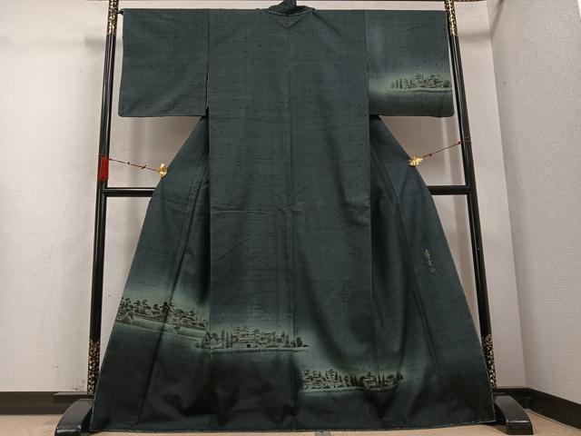 ■■■　サイズ　■■■ 身丈 167cm（肩から） 裄丈 66.5cm 袖丈 47cm　縫込み 8cm 袖幅 34cm 前幅 25.5cm 後幅 30cm 着物縫いこみ 内揚げ 2cm 裄 お袖側 約4cm　身頃側 約2cm ■■■　商品詳細　■■■ 【正絹・未使用】 状態は特に目立ったシミ汚れなどもなく大変良い状態です。 大変上質な逸品になります。 お安く出品致しますので、是非この機会にいかがでしょうか？ ※下前おくみに為書きがございます。 ■■■　注意事項　■■■ ■モニター発色の具合により色合いが異なる場合がございます。 ■寸法は多少の誤差が生じる場合がございますのでご了承ください。 ■縫込みの長さが左右非対称の場合は短い部分を記載しております。 左右非対称であってもご返品・お値引き等の保証は出来かねますので、ご了承の上ご購入をお願い致します。 ■シミ等のチェックには注意を払っておりますが、見落としがある場合もございますし、個人の見解も様々ですので神経質な方のご購入はお控えください。 ■箪笥に入っておりました着物や帯なので畳みシワや匂いがあるものもございます。 ■お休みは基本的に土日祝となりますが、その他臨時でお休みする場合がございますのでご了承ください。 ■商品の発送は平日のみの発送となります。 ■夜間と土曜、日曜日はお問い合わせの回答が遅れる場合がございます。 ■当店では、お直し、紋入れ、お手入れ等は承っておりません。 ■生地の状態（ヤケ、経年劣化等）によってはサイズ直しが出来ない場合がございます。 その点もどうかご了承のうえ、ご購入をお願いいたします。 ■弊社で取り扱う商品は一点ものにつき、時期や在庫状況に応じて金額が変更となる場合がございます。 ■検針は行っておりません。予めご了承いただきますようお願いいたします。 ■【洗える着物】と記載のある商品におきましては、商品お届け後に洗濯を行ってしまってからのご返品にはご対応しかねます。 念の為、専門店でのお手入れをお願いいたします。 ■着物のサイズ目安は下記を参考ください↓ ＜女性着物＞　お端折り次第で＋5?　−10?が着用可能サイズ 　例）身丈170?の場合、身長160?〜175? ＜男性着物＞　身丈＋約25?〜27?程が適応身長 　例）身丈155?の場合、身長180〜182?