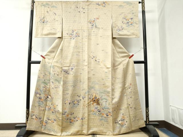 ■■■　サイズ　■■■ 身丈 164cm（肩から） 裄丈 65.5cm 袖丈 49cm　縫込み 7cm 袖幅 33cm 前幅 24cm 後幅 30cm 着物縫いこみ 内揚げ 7.5cm 裄 お袖側 約3cm　身頃側 約4cm ■■■　商品詳細　■■■ 【正絹】 状態は特に目立ったシミ汚れなどもなく大変良い状態です。 大変上質な逸品になります。 お安く出品致しますので、是非この機会にいかがでしょうか？ ■■■　注意事項　■■■ ■モニター発色の具合により色合いが異なる場合がございます。 ■寸法は多少の誤差が生じる場合がございますのでご了承ください。 ■縫込みの長さが左右非対称の場合は短い部分を記載しております。 左右非対称であってもご返品・お値引き等の保証は出来かねますので、ご了承の上ご購入をお願い致します。 ■シミ等のチェックには注意を払っておりますが、見落としがある場合もございますし、個人の見解も様々ですので神経質な方のご購入はお控えください。 ■箪笥に入っておりました着物や帯なので畳みシワや匂いがあるものもございます。 ■お休みは基本的に土日祝となりますが、その他臨時でお休みする場合がございますのでご了承ください。 ■商品の発送は平日のみの発送となります。 ■夜間と土曜、日曜日はお問い合わせの回答が遅れる場合がございます。 ■当店では、お直し、紋入れ、お手入れ等は承っておりません。 ■生地の状態（ヤケ、経年劣化等）によってはサイズ直しが出来ない場合がございます。 その点もどうかご了承のうえ、ご購入をお願いいたします。 ■弊社で取り扱う商品は一点ものにつき、時期や在庫状況に応じて金額が変更となる場合がございます。 ■検針は行っておりません。予めご了承いただきますようお願いいたします。 ■【洗える着物】と記載のある商品におきましては、商品お届け後に洗濯を行ってしまってからのご返品にはご対応しかねます。 念の為、専門店でのお手入れをお願いいたします。 ■着物のサイズ目安は下記を参考ください↓ ＜女性着物＞　お端折り次第で＋5?　−10?が着用可能サイズ 　例）身丈170?の場合、身長160?〜175? ＜男性着物＞　身丈＋約25?〜27?程が適応身長 　例）身丈155?の場合、身長180〜182?