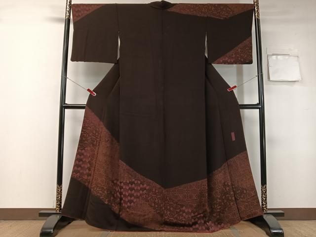 ■■■　サイズ　■■■ 身丈 165cm（肩から） 裄丈 67.5cm 袖丈 47cm　縫込み 6cm 袖幅 34cm 前幅 26cm 後幅 31.5cm 着物縫いこみ 内揚げ 2cm 裄 お袖側 約2cm　身頃側 約1.5cm ■■■　商品詳細　■■■ 【正絹】 状態は接写画像のように表地所々にヤケ・汚れがございます。 大変上質な逸品になりますのでぜひお手入れをされてお召しになられてはいかがでしょうか。 お安く出品致しますので、是非この機会にいかがでしょうか？ ■■■　注意事項　■■■ ■モニター発色の具合により色合いが異なる場合がございます。 ■寸法は多少の誤差が生じる場合がございますのでご了承ください。 ■縫込みの長さが左右非対称の場合は短い部分を記載しております。 左右非対称であってもご返品・お値引き等の保証は出来かねますので、ご了承の上ご購入をお願い致します。 ■シミ等のチェックには注意を払っておりますが、見落としがある場合もございますし、個人の見解も様々ですので神経質な方のご購入はお控えください。 ■箪笥に入っておりました着物や帯なので畳みシワや匂いがあるものもございます。 ■お休みは基本的に土日祝となりますが、その他臨時でお休みする場合がございますのでご了承ください。 ■商品の発送は平日のみの発送となります。 ■夜間と土曜、日曜日はお問い合わせの回答が遅れる場合がございます。 ■当店では、お直し、紋入れ、お手入れ等は承っておりません。 ■生地の状態（ヤケ、経年劣化等）によってはサイズ直しが出来ない場合がございます。 その点もどうかご了承のうえ、ご購入をお願いいたします。 ■弊社で取り扱う商品は一点ものにつき、時期や在庫状況に応じて金額が変更となる場合がございます。 ■検針は行っておりません。予めご了承いただきますようお願いいたします。 ■【洗える着物】と記載のある商品におきましては、商品お届け後に洗濯を行ってしまってからのご返品にはご対応しかねます。 念の為、専門店でのお手入れをお願いいたします。 ■着物のサイズ目安は下記を参考ください↓ ＜女性着物＞　お端折り次第で＋5?　−10?が着用可能サイズ 　例）身丈170?の場合、身長160?〜175? ＜男性着物＞　身丈＋約25?〜27?程が適応身長 　例）身丈155?の場合、身長180〜182?