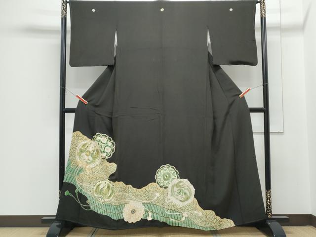■■■　サイズ　■■■ 身丈 157cm（肩から） 裄丈 65cm 袖丈 47cm　縫込み 3cm 袖幅 33cm 前幅 27cm 後幅 33cm 着物縫いこみ 内揚げ 0cm 裄 お袖側 約1cm　身頃側 約2cm ■■■　商品詳細　■■■ 【正絹・比翼：化繊・五つ紋・比翼仕立て】 状態は画像を添付しておりますので、そちらをご確認下さいますよう宜しくお願い致します。 大変上質な逸品になりますのでぜひお手入れをされてお召しになられてはいかがでしょうか。 お安く出品致しますので、是非この機会にいかがでしょうか？ ■■■　注意事項　■■■ ■モニター発色の具合により色合いが異なる場合がございます。 ■寸法は多少の誤差が生じる場合がございますのでご了承ください。 ■縫込みの長さが左右非対称の場合は短い部分を記載しております。 左右非対称であってもご返品・お値引き等の保証は出来かねますので、ご了承の上ご購入をお願い致します。 ■シミ等のチェックには注意を払っておりますが、見落としがある場合もございますし、個人の見解も様々ですので神経質な方のご購入はお控えください。 ■箪笥に入っておりました着物や帯なので畳みシワや匂いがあるものもございます。 ■お休みは基本的に土日祝となりますが、その他臨時でお休みする場合がございますのでご了承ください。 ■商品の発送は平日のみの発送となります。 ■夜間と土曜、日曜日はお問い合わせの回答が遅れる場合がございます。 ■当店では、お直し、紋入れ、お手入れ等は承っておりません。 ■生地の状態（ヤケ、経年劣化等）によってはサイズ直しが出来ない場合がございます。 その点もどうかご了承のうえ、ご購入をお願いいたします。 ■弊社で取り扱う商品は一点ものにつき、時期や在庫状況に応じて金額が変更となる場合がございます。 ■検針は行っておりません。予めご了承いただきますようお願いいたします。 ■【洗える着物】と記載のある商品におきましては、商品お届け後に洗濯を行ってしまってからのご返品にはご対応しかねます。 念の為、専門店でのお手入れをお願いいたします。 ■着物のサイズ目安は下記を参考ください↓ ＜女性着物＞　お端折り次第で＋5cm　−1cmが着用可能サイズ 　例）身丈170cmの場合、身長160cm〜175cm ＜男性着物＞　身丈＋約25cm〜27cm程が適応身長 　例）身丈155cmの場合、身長180〜182cm