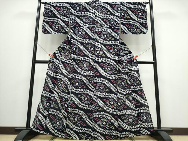 ■■■　サイズ　■■■ 身丈 164cm（肩から） 裄丈 66cm 袖丈 44.5cm　縫込み 2.5cm 袖幅 33.5cm 前幅 23.5cm 後幅 29.5cm 着物縫いこみ 内揚げ 0cm 裄 お袖側 約1.5cm　身頃側 約0cm ■■■　商品詳細　■■■ 【綿】 状態は接写画像のように衿山に薄い汚れがございますが その他特に目立ったシミ汚れなどもなく大変良い状態です。 人気の高い“有松鳴海絞り”の浴衣でございます。 “鳴海絞り”ならではの表情を生み出す立体感と 淡いぼかしで息を吹き込まれ、 今にも動き出しそうな迫力を放っております。 夏祭りや花火大会、これから増えるイベントに連れ立って、 より夏をお楽しみ下さいませ。 大変上質な逸品になります。 お安く出品致しますので、是非この機会にいかがでしょうか？ ■■■　注意事項　■■■ ■モニター発色の具合により色合いが異なる場合がございます。 ■寸法は多少の誤差が生じる場合がございますのでご了承ください。 ■縫込みの長さが左右非対称の場合は短い部分を記載しております。 左右非対称であってもご返品・お値引き等の保証は出来かねますので、ご了承の上ご購入をお願い致します。 ■シミ等のチェックには注意を払っておりますが、見落としがある場合もございますし、個人の見解も様々ですので神経質な方のご購入はお控えください。 ■箪笥に入っておりました着物や帯なので畳みシワや匂いがあるものもございます。 ■お休みは基本的に土日祝となりますが、その他臨時でお休みする場合がございますのでご了承ください。 ■商品の発送は平日のみの発送となります。 ■夜間と土曜、日曜日はお問い合わせの回答が遅れる場合がございます。 ■当店では、お直し、紋入れ、お手入れ等は承っておりません。 ■生地の状態（ヤケ、経年劣化等）によってはサイズ直しが出来ない場合がございます。 その点もどうかご了承のうえ、ご購入をお願いいたします。 ■弊社で取り扱う商品は一点ものにつき、時期や在庫状況に応じて金額が変更となる場合がございます。 ■検針は行っておりません。予めご了承いただきますようお願いいたします。 ■【洗える着物】と記載のある商品におきましては、商品お届け後に洗濯を行ってしまってからのご返品にはご対応しかねます。 念の為、専門店でのお手入れをお願いいたします。 ■写真に写っている物が全てになります。それ以外の付属品はございませんのでご了承ください。 ■状態に関する写真につきましては、掲載可能な写真枚数に限りがあるため、各箇所につき1枚参考画像を掲載しております。 ■着物のサイズ目安は下記を参考ください↓ ＜女性着物＞　お端折り次第で＋5cm　−1cmが着用可能サイズ 　例）身丈170cmの場合、身長160cm〜175cm ＜男性着物＞　身丈＋約25cm〜27cm程が適応身長 　例）身丈155cmの場合、身長180〜182cm