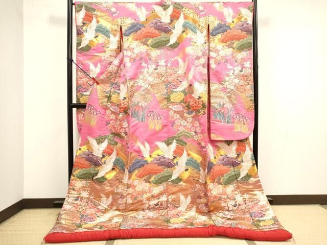■■■　サイズ　■■■ 身丈 198cm（肩から） 裄丈 67.5cm 袖丈 106cm　縫込み 7cm 袖幅 34cm 前幅 29cm 後幅 33cm 着物縫いこみ 内揚げ 0cm 裄 お袖側 約1cm　身頃側 約0cm ■■■　商品詳細　■■■ 【正絹】 状態は接写画像のように左袖前に薄い汚れがございますが その他特に目立ったシミ汚れなどもなく大変良い状態です。 「日本の美しいもの…それが日本でも世界でも通用することを証明したかった」 世界を股にかけて活躍するファッションデザイナー山本寛斎が手掛けるお着物です。 山本寛斎イズムがそれぞれから伺える、芸術性の高い作品です。 大変上質な逸品になります。 お安く出品致しますので、是非この機会にいかがでしょうか？ ■■■　注意事項　■■■ ■シミ等のチェックには注意を払っておりますが、見落としがある場合もございますし、個人の見解も様々ですので神経質な方のご購入はお控えください。 ■汚れやシミの種類につきましては、専門ではない為、正確な判別が難しく商品説明では種類を特定せず、汚れやシミと記載させております。 恐れ入りますが、ご了承くださいますようお願い申し上げます。 ■箪笥に入っておりました着物や帯なので畳みシワや匂いがあるものもございます。 ■お休みは基本的に土日祝となりますが、その他臨時でお休みする場合がございますのでご了承ください。 ■商品の発送は平日のみの発送となります。 ■夜間と土曜、日曜日はお問い合わせの回答が遅れる場合がございます。 ■当店では、お直し、紋入れ、お手入れ等は承っておりません。 ■生地の状態（ヤケ、経年劣化等）によってはサイズ直しが出来ない場合がございます。 その点もどうかご了承のうえ、ご購入をお願いいたします。 ■弊社で取り扱う商品は一点ものにつき、時期や在庫状況に応じて金額が変更となる場合がございます。 ■検針は行っておりません。予めご了承いただきますようお願いいたします。 ■【洗える着物】と記載のある商品におきましては、商品お届け後に洗濯を行ってしまってからのご返品にはご対応しかねます。 念の為、専門店でのお手入れをお願いいたします。 ■写真に写っている物が全てになります。 それ以外の付属品はございませんのでご了承ください。 ■状態に関する写真につきましては、掲載可能な写真枚数に限りがあるため、 各箇所につき1枚参考画像を掲載しております。 ■着物のサイズ目安は下記を参考ください↓ ＜女性着物＞　お端折り次第で＋5cm　−10cmが着用可能サイズ 　例）身丈170cmの場合、身長160cm〜175cm ＜男性着物＞　身丈＋約25cm〜27cm程が適応身長 　例）身丈155cmの場合、身長180cm〜182cm