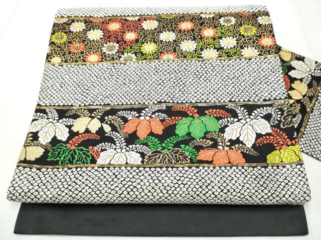 ■■■　サイズ　■■■ 長さ 343.5cm 幅 30.5cm程 ■■■　商品詳細　■■■ 【正絹】 状態は接写画像のように 胴回りに薄い汚れがございますが その他特に目立ったシミ汚れなどもなく大変良い状態です。 大変上質な逸品になります。 お安く出品致しますので、是非この機会にいかがでしょうか？ ■■■　注意事項　■■■ ■モニター発色の具合により色合いが異なる場合がございます。 ■寸法は多少の誤差が生じる場合がございますのでご了承ください。 ■縫込みの長さが左右非対称の場合は短い部分を記載しております。 左右非対称であってもご返品・お値引き等の保証は出来かねますので、ご了承の上ご購入をお願い致します。 ■シミ等のチェックには注意を払っておりますが、見落としがある場合もございますし、個人の見解も様々ですので神経質な方のご購入はお控えください。 ■箪笥に入っておりました着物や帯なので畳みシワや匂いがあるものもございます。 ■お休みは基本的に土日祝となりますが、その他臨時でお休みする場合がございますのでご了承ください。 ■商品の発送は平日のみの発送となります。 ■夜間と土曜、日曜日はお問い合わせの回答が遅れる場合がございます。 ■当店では、お直し、紋入れ、お手入れ等は承っておりません。 ■生地の状態（ヤケ、経年劣化等）によってはサイズ直しが出来ない場合がございます。 その点もどうかご了承のうえ、ご購入をお願いいたします。 ■弊社で取り扱う商品は一点ものにつき、時期や在庫状況に応じて金額が変更となる場合がございます。 ■検針は行っておりません。予めご了承いただきますようお願いいたします。 ■【洗える着物】と記載のある商品におきましては、商品お届け後に洗濯を行ってしまってからのご返品にはご対応しかねます。 念の為、専門店でのお手入れをお願いいたします。 ■着物のサイズ目安は下記を参考ください↓ ＜女性着物＞　お端折り次第で＋5cm　−1cmが着用可能サイズ 　例）身丈170cmの場合、身長160cm〜175cm ＜男性着物＞　身丈＋約25cm〜27cm程が適応身長 　例）身丈155cmの場合、身長180〜182cm