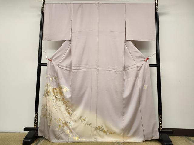 ■■■　サイズ　■■■ 身丈 169cm（肩から） 裄丈 69.5cm 袖丈 48.5cm　縫込み 6cm 袖幅 35cm 前幅 24cm 後幅 30cm 着物縫いこみ 内揚げ 4cm 裄 お袖側 約1cm　身頃側 約1cm ■■■　商品詳細　■■■ 【正絹・一つ紋】 状態は特に目立ったシミ汚れなどもなく大変良い状態です。 金彩友禅を確立された日本随一の染織家です。 活動の幅も広く、相撲界では金彩友禅の 裾回しなど数多くの偉業経歴を持たれる名工で御座います。 大変上質な逸品になります。 お安く出品致しますので、是非この機会にいかがでしょうか？ ■■■　注意事項　■■■ ■モニター発色の具合により色合いが異なる場合がございます。 ■寸法は多少の誤差が生じる場合がございますのでご了承ください。 ■縫込みの長さが左右非対称の場合は短い部分を記載しております。 左右非対称であってもご返品・お値引き等の保証は出来かねますので、ご了承の上ご購入をお願い致します。 ■シミ等のチェックには注意を払っておりますが、見落としがある場合もございますし、個人の見解も様々ですので神経質な方のご購入はお控えください。 ■箪笥に入っておりました着物や帯なので畳みシワや匂いがあるものもございます。 ■お休みは基本的に土日祝となりますが、その他臨時でお休みする場合がございますのでご了承ください。 ■商品の発送は平日のみの発送となります。 ■夜間と土曜、日曜日はお問い合わせの回答が遅れる場合がございます。 ■当店では、お直し、紋入れ、お手入れ等は承っておりません。 ■生地の状態（ヤケ、経年劣化等）によってはサイズ直しが出来ない場合がございます。 その点もどうかご了承のうえ、ご購入をお願いいたします。 ■弊社で取り扱う商品は一点ものにつき、時期や在庫状況に応じて金額が変更となる場合がございます。 ■検針は行っておりません。予めご了承いただきますようお願いいたします。 ■【洗える着物】と記載のある商品におきましては、商品お届け後に洗濯を行ってしまってからのご返品にはご対応しかねます。 念の為、専門店でのお手入れをお願いいたします。 ■着物のサイズ目安は下記を参考ください↓ ＜女性着物＞　お端折り次第で＋5cm　−1cmが着用可能サイズ 　例）身丈170cmの場合、身長160cm〜175cm ＜男性着物＞　身丈＋約25cm〜27cm程が適応身長 　例）身丈155cmの場合、身長180〜182cm