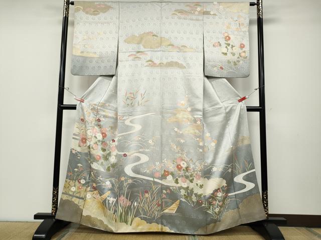 ■■■　サイズ　■■■ 身丈 162cm（肩から） 裄丈 62.5cm 袖丈 56cm　縫込み 3cm 袖幅 32cm 前幅 24cm 後幅 30cm 着物縫いこみ 内揚げ 4cm 裄 お袖側 約2cm　身頃側 約5cm ■■■　商品詳細　■■■ 【正絹】 状態は特に目立ったシミ汚れなどもなく大変良い状態です。 大変上質な逸品になります。 お安く出品致しますので、是非この機会にいかがでしょうか？ ■■■　注意事項　■■■ ■モニター発色の具合により色合いが異なる場合がございます。 ■寸法は多少の誤差が生じる場合がございますのでご了承ください。 ■縫込みの長さが左右非対称の場合は短い部分を記載しております。 左右非対称であってもご返品・お値引き等の保証は出来かねますので、ご了承の上ご購入をお願い致します。 ■シミ等のチェックには注意を払っておりますが、見落としがある場合もございますし、個人の見解も様々ですので神経質な方のご購入はお控えください。 ■箪笥に入っておりました着物や帯なので畳みシワや匂いがあるものもございます。 ■お休みは基本的に土日祝となりますが、その他臨時でお休みする場合がございますのでご了承ください。 ■商品の発送は平日のみの発送となります。 ■夜間と土曜、日曜日はお問い合わせの回答が遅れる場合がございます。 ■当店では、お直し、紋入れ、お手入れ等は承っておりません。 ■生地の状態（ヤケ、経年劣化等）によってはサイズ直しが出来ない場合がございます。 その点もどうかご了承のうえ、ご購入をお願いいたします。 ■弊社で取り扱う商品は一点ものにつき、時期や在庫状況に応じて金額が変更となる場合がございます。 ■検針は行っておりません。予めご了承いただきますようお願いいたします。 ■【洗える着物】と記載のある商品におきましては、商品お届け後に洗濯を行ってしまってからのご返品にはご対応しかねます。 念の為、専門店でのお手入れをお願いいたします。 ■着物のサイズ目安は下記を参考ください↓ ＜女性着物＞　お端折り次第で＋5cm　−1cmが着用可能サイズ 　例）身丈170cmの場合、身長160cm〜175cm ＜男性着物＞　身丈＋約25cm〜27cm程が適応身長 　例）身丈155cmの場合、身長180〜182cm