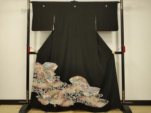 ■■■　サイズ　■■■ 身丈 163cm（肩から） 裄丈 64.5cm 袖丈 45.5cm　縫込み 4cm 袖幅 32cm 前幅 25cm 後幅 31cm 着物縫いこみ 内揚げ 2cm 裄 お袖側 約1.5cm　身頃側 約1cm ■■■　商品詳細　■■■ 【正絹・五つ紋・比翼仕立て】 状態は画像を添付しておりますので、そちらをご確認下さいますよう宜しくお願い致します。 大変上質な逸品になります。 お安く出品致しますので、是非この機会にいかがでしょうか？ ■■■　注意事項　■■■ ■モニター発色の具合により色合いが異なる場合がございます。 ■寸法は多少の誤差が生じる場合がございますのでご了承ください。 ■縫込みの長さが左右非対称の場合は短い部分を記載しております。 左右非対称であってもご返品・お値引き等の保証は出来かねますので、ご了承の上ご購入をお願い致します。 ■シミ等のチェックには注意を払っておりますが、見落としがある場合もございますし、個人の見解も様々ですので神経質な方のご購入はお控えください。 ■箪笥に入っておりました着物や帯なので畳みシワや匂いがあるものもございます。 ■お休みは基本的に土日祝となりますが、その他臨時でお休みする場合がございますのでご了承ください。 ■商品の発送は平日のみの発送となります。 ■夜間と土曜、日曜日はお問い合わせの回答が遅れる場合がございます。 ■当店では、お直し、紋入れ、お手入れ等は承っておりません。 ■生地の状態（ヤケ、経年劣化等）によってはサイズ直しが出来ない場合がございます。 その点もどうかご了承のうえ、ご購入をお願いいたします。 ■弊社で取り扱う商品は一点ものにつき、時期や在庫状況に応じて金額が変更となる場合がございます。 ■検針は行っておりません。予めご了承いただきますようお願いいたします。 ■【洗える着物】と記載のある商品におきましては、商品お届け後に洗濯を行ってしまってからのご返品にはご対応しかねます。 念の為、専門店でのお手入れをお願いいたします。 ■着物のサイズ目安は下記を参考ください↓ ＜女性着物＞　お端折り次第で＋5?　−10?が着用可能サイズ 　例）身丈170?の場合、身長160?〜175? ＜男性着物＞　身丈＋約25?〜27?程が適応身長 　例）身丈155?の場合、身長180〜182?