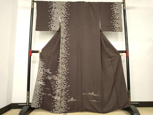 ■■■　サイズ　■■■ 身丈 163cm（肩から） 裄丈 68cm 袖丈 48cm　縫込み 5cm 袖幅 35cm 前幅 24cm 後幅 29cm 着物縫いこみ 内揚げ 3cm 裄 お袖側 約1cm　身頃側 約2cm ■■■　商品詳細　■■■ 【正絹】 状態は接写画像のように上前・上前おくみ・袖口・衿山に汚れがございますが その他特に目立ったシミ汚れなどもなく大変良い状態です。 大変上質な逸品になります。 お安く出品致しますので、是非この機会にいかがでしょうか？ ■■■　注意事項　■■■ ■モニター発色の具合により色合いが異なる場合がございます。 ■寸法は多少の誤差が生じる場合がございますのでご了承ください。 ■縫込みの長さが左右非対称の場合は短い部分を記載しております。 左右非対称であってもご返品・お値引き等の保証は出来かねますので、ご了承の上ご購入をお願い致します。 ■シミ等のチェックには注意を払っておりますが、見落としがある場合もございますし、個人の見解も様々ですので神経質な方のご購入はお控えください。 ■箪笥に入っておりました着物や帯なので畳みシワや匂いがあるものもございます。 ■お休みは基本的に土日祝となりますが、その他臨時でお休みする場合がございますのでご了承ください。 ■商品の発送は平日のみの発送となります。 ■夜間と土曜、日曜日はお問い合わせの回答が遅れる場合がございます。 ■当店では、お直し、紋入れ、お手入れ等は承っておりません。 ■生地の状態（ヤケ、経年劣化等）によってはサイズ直しが出来ない場合がございます。 その点もどうかご了承のうえ、ご購入をお願いいたします。 ■弊社で取り扱う商品は一点ものにつき、時期や在庫状況に応じて金額が変更となる場合がございます。 ■検針は行っておりません。予めご了承いただきますようお願いいたします。 ■【洗える着物】と記載のある商品におきましては、商品お届け後に洗濯を行ってしまってからのご返品にはご対応しかねます。 念の為、専門店でのお手入れをお願いいたします。 ■着物のサイズ目安は下記を参考ください↓ ＜女性着物＞　お端折り次第で＋5cm　−1cmが着用可能サイズ 　例）身丈170cmの場合、身長160cm〜175cm ＜男性着物＞　身丈＋約25cm〜27cm程が適応身長 　例）身丈155cmの場合、身長180〜182cm