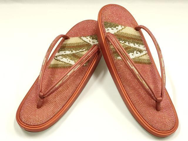 ■■■　サイズ　■■■ 【草　履】 長さ　　 23.5cm 幅　　　 7.5cm 踵高さ　 4.5cm ■■■　商品詳細　■■■ 状態は参考画像のように草履裏に薄い汚れ・錆付きがございます。 その他特に目立ったシミ汚れなどもなく大変良い状態です。 大変上質な逸品になります。 お安く出品致しますので、是非この機会にいかがでしょうか？ ■■■　注意事項　■■■ ■モニター発色の具合により色合いが異なる場合がございます。 ■寸法は多少の誤差が生じる場合がございますのでご了承ください。 ■縫込みの長さが左右非対称の場合は短い部分を記載しております。 左右非対称であってもご返品・お値引き等の保証は出来かねますので、ご了承の上ご購入をお願い致します。 ■シミ等のチェックには注意を払っておりますが、見落としがある場合もございますし、個人の見解も様々ですので神経質な方のご購入はお控えください。 ■箪笥に入っておりました着物や帯なので畳みシワや匂いがあるものもございます。 ■お休みは基本的に土日祝となりますが、その他臨時でお休みする場合がございますのでご了承ください。 ■商品の発送は平日のみの発送となります。 ■夜間と土曜、日曜日はお問い合わせの回答が遅れる場合がございます。 ■当店では、お直し、紋入れ、お手入れ等は承っておりません。 ■生地の状態（ヤケ、経年劣化等）によってはサイズ直しが出来ない場合がございます。 その点もどうかご了承のうえ、ご購入をお願いいたします。 ■弊社で取り扱う商品は一点ものにつき、時期や在庫状況に応じて金額が変更となる場合がございます。 ■検針は行っておりません。予めご了承いただきますようお願いいたします。 ■【洗える着物】と記載のある商品におきましては、商品お届け後に洗濯を行ってしまってからのご返品にはご対応しかねます。 念の為、専門店でのお手入れをお願いいたします。 ■写真に写っている物が全てになります。それ以外の付属品はございませんのでご了承ください。 ■着物のサイズ目安は下記を参考ください↓ ＜女性着物＞　お端折り次第で＋5cm　－1cmが着用可能サイズ 　例）身丈170cmの場合、身長160cm～175cm ＜男性着物＞　身丈＋約25cm～27cm程が適応身長 　例）身丈155cmの場合、身長180～182cm