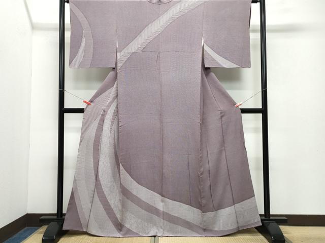 ■■■　サイズ　■■■ 身丈 164.5cm（肩から） 裄丈 62.5cm 袖丈 48.5cm　縫込み 5.5cm 袖幅 32.5cm 前幅 24cm 後幅 30cm 着物縫いこみ 内揚げ 2cm 裄 お袖側 約3cm　身頃側 約2cm ■■■　商品詳細　■■■ 【正絹】 状態は特に目立ったシミ汚れなどもなく大変良い状態です。 大変上質な逸品になります。 お安く出品致しますので、是非この機会にいかがでしょうか？ ■■■　注意事項　■■■ ■モニター発色の具合により色合いが異なる場合がございます。 ■寸法は多少の誤差が生じる場合がございますのでご了承ください。 ■縫込みの長さが左右非対称の場合は短い部分を記載しております。 左右非対称であってもご返品・お値引き等の保証は出来かねますので、ご了承の上ご購入をお願い致します。 ■シミ等のチェックには注意を払っておりますが、見落としがある場合もございますし、個人の見解も様々ですので神経質な方のご購入はお控えください。 ■箪笥に入っておりました着物や帯なので畳みシワや匂いがあるものもございます。 ■お休みは基本的に土日祝となりますが、その他臨時でお休みする場合がございますのでご了承ください。 ■商品の発送は平日のみの発送となります。 ■夜間と土曜、日曜日はお問い合わせの回答が遅れる場合がございます。 ■当店では、お直し、紋入れ、お手入れ等は承っておりません。 ■生地の状態（ヤケ、経年劣化等）によってはサイズ直しが出来ない場合がございます。 その点もどうかご了承のうえ、ご購入をお願いいたします。 ■弊社で取り扱う商品は一点ものにつき、時期や在庫状況に応じて金額が変更となる場合がございます。 ■検針は行っておりません。予めご了承いただきますようお願いいたします。 ■【洗える着物】と記載のある商品におきましては、商品お届け後に洗濯を行ってしまってからのご返品にはご対応しかねます。 念の為、専門店でのお手入れをお願いいたします。 ■着物のサイズ目安は下記を参考ください↓ ＜女性着物＞　お端折り次第で＋5cm　−1cmが着用可能サイズ 　例）身丈170cmの場合、身長160cm〜175cm ＜男性着物＞　身丈＋約25cm〜27cm程が適応身長 　例）身丈155cmの場合、身長180〜182cm