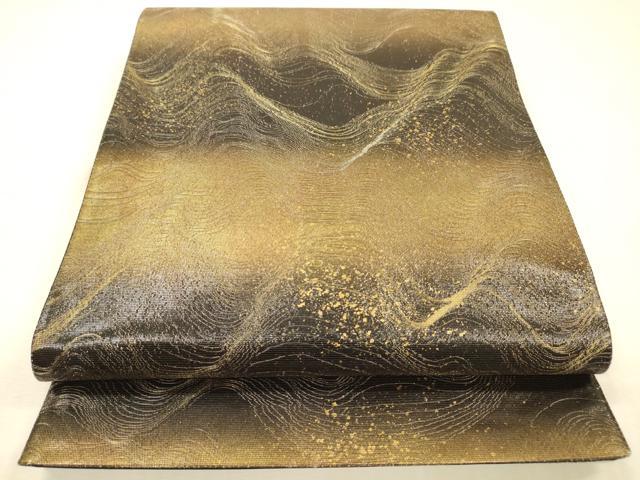 ■■■　サイズ　■■■ 長さ 440cm 幅 31cm程 ■■■　商品詳細　■■■ 【正絹】 状態は接写画像のように 胴回りに締め跡の薄い汚れがございますが その他特に目立ったシミ汚れなどもなく大変良い状態です。 大変上質な逸品になります。 お安く出品致しますので、是非この機会にいかがでしょうか？ ■■■　注意事項　■■■ ■モニター発色の具合により色合いが異なる場合がございます。 ■寸法は多少の誤差が生じる場合がございますのでご了承ください。 ■縫込みの長さが左右非対称の場合は短い部分を記載しております。 左右非対称であってもご返品・お値引き等の保証は出来かねますので、ご了承の上ご購入をお願い致します。 ■シミ等のチェックには注意を払っておりますが、見落としがある場合もございますし、個人の見解も様々ですので神経質な方のご購入はお控えください。 ■箪笥に入っておりました着物や帯なので畳みシワや匂いがあるものもございます。 ■お休みは基本的に土日祝となりますが、その他臨時でお休みする場合がございますのでご了承ください。 ■商品の発送は平日のみの発送となります。 ■夜間と土曜、日曜日はお問い合わせの回答が遅れる場合がございます。 ■当店では、お直し、紋入れ、お手入れ等は承っておりません。 ■生地の状態（ヤケ、経年劣化等）によってはサイズ直しが出来ない場合がございます。 その点もどうかご了承のうえ、ご購入をお願いいたします。 ■弊社で取り扱う商品は一点ものにつき、時期や在庫状況に応じて金額が変更となる場合がございます。 ■検針は行っておりません。予めご了承いただきますようお願いいたします。 ■【洗える着物】と記載のある商品におきましては、商品お届け後に洗濯を行ってしまってからのご返品にはご対応しかねます。 念の為、専門店でのお手入れをお願いいたします。 ■写真に写っている物が全てになります。それ以外の付属品はございませんのでご了承ください。 ■状態に関する写真につきましては、掲載可能な写真枚数に限りがあるため、各箇所につき1枚参考画像を掲載しております。 ■着物のサイズ目安は下記を参考ください↓ ＜女性着物＞　お端折り次第で＋5cm　−1cmが着用可能サイズ 　例）身丈170cmの場合、身長160cm〜175cm ＜男性着物＞　身丈＋約25cm〜27cm程が適応身長 　例）身丈155cmの場合、身長180〜182cm