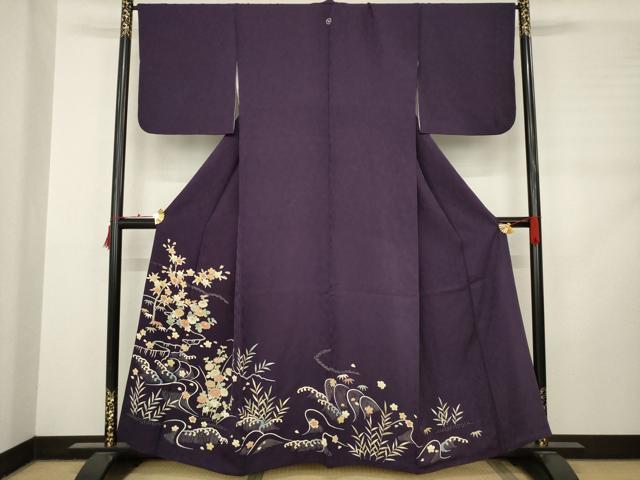 ■■■　サイズ　■■■ 身丈 157cm（肩から） 裄丈 68cm 袖丈 49cm　縫込み 7.5cm 袖幅 34cm 前幅 29.5cm 後幅 31cm 着物縫いこみ 内揚げ 6cm 裄 お袖側 約2cm　身頃側 約1cm ■■■　商品詳細　■■■ 【正絹】 状態は接写画像のように上前・後身頃・袖口・八掛に薄い汚れがございますが その他特に目立ったシミ汚れなどもなく大変良い状態です。 大変上質な逸品になります。 お安く出品致しますので、是非この機会にいかがでしょうか？ ■■■　注意事項　■■■ ■モニター発色の具合により色合いが異なる場合がございます。 ■寸法は多少の誤差が生じる場合がございますのでご了承ください。 ■縫込みの長さが左右非対称の場合は短い部分を記載しております。 左右非対称であってもご返品・お値引き等の保証は出来かねますので、ご了承の上ご購入をお願い致します。 ■シミ等のチェックには注意を払っておりますが、見落としがある場合もございますし、個人の見解も様々ですので神経質な方のご購入はお控えください。 ■箪笥に入っておりました着物や帯なので畳みシワや匂いがあるものもございます。 ■お休みは基本的に土日祝となりますが、その他臨時でお休みする場合がございますのでご了承ください。 ■商品の発送は平日のみの発送となります。 ■夜間と土曜、日曜日はお問い合わせの回答が遅れる場合がございます。 ■当店では、お直し、紋入れ、お手入れ等は承っておりません。 ■生地の状態（ヤケ、経年劣化等）によってはサイズ直しが出来ない場合がございます。 その点もどうかご了承のうえ、ご購入をお願いいたします。 ■弊社で取り扱う商品は一点ものにつき、時期や在庫状況に応じて金額が変更となる場合がございます。 ■検針は行っておりません。予めご了承いただきますようお願いいたします。 ■【洗える着物】と記載のある商品におきましては、商品お届け後に洗濯を行ってしまってからのご返品にはご対応しかねます。 念の為、専門店でのお手入れをお願いいたします。 ■着物のサイズ目安は下記を参考ください↓ ＜女性着物＞　お端折り次第で＋5cm　−1cmが着用可能サイズ 　例）身丈170cmの場合、身長160cm〜175cm ＜男性着物＞　身丈＋約25cm〜27cm程が適応身長 　例）身丈155cmの場合、身長180〜182cm